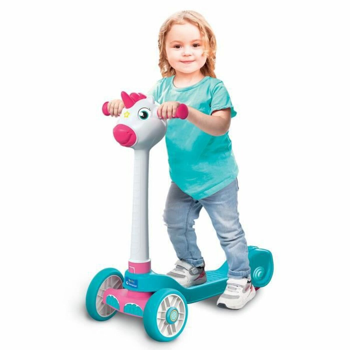 Ein junges Kind fährt einen blau-rosa Einhorn-Roller.