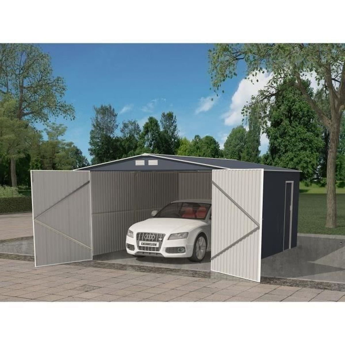 Weißes Auto in einer Garage mit offenen Türen geparkt. Blau-graue Garage mit schwarzem Dach. Grüne Bäume im Hintergrund.