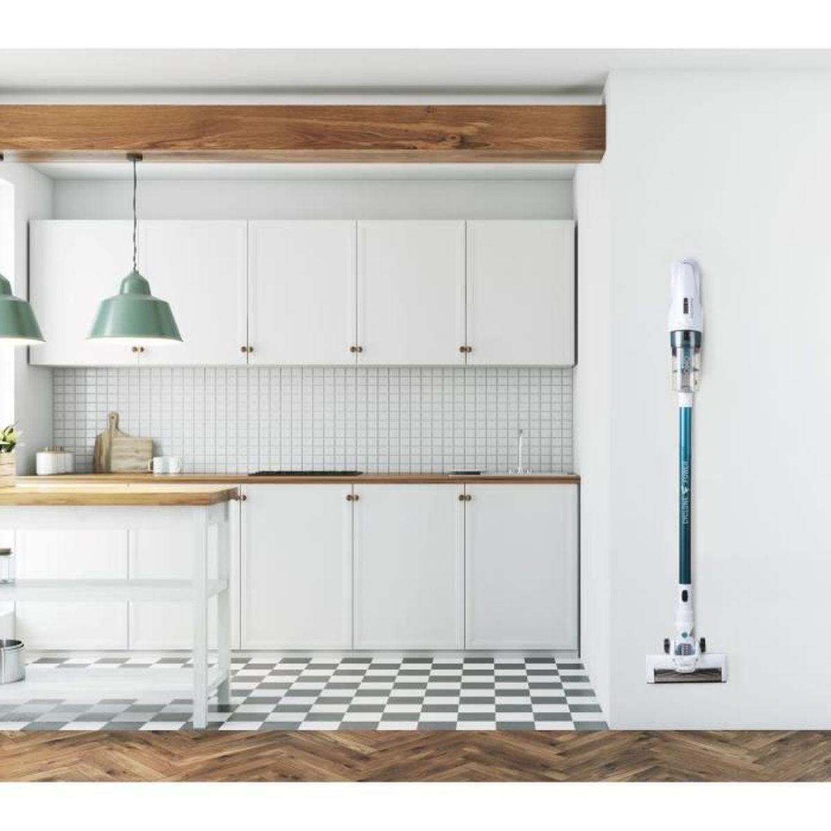 Eine weiße Küche mit weißen Schränken und kariertem Boden. Ein Staubsauger an der Wand.
