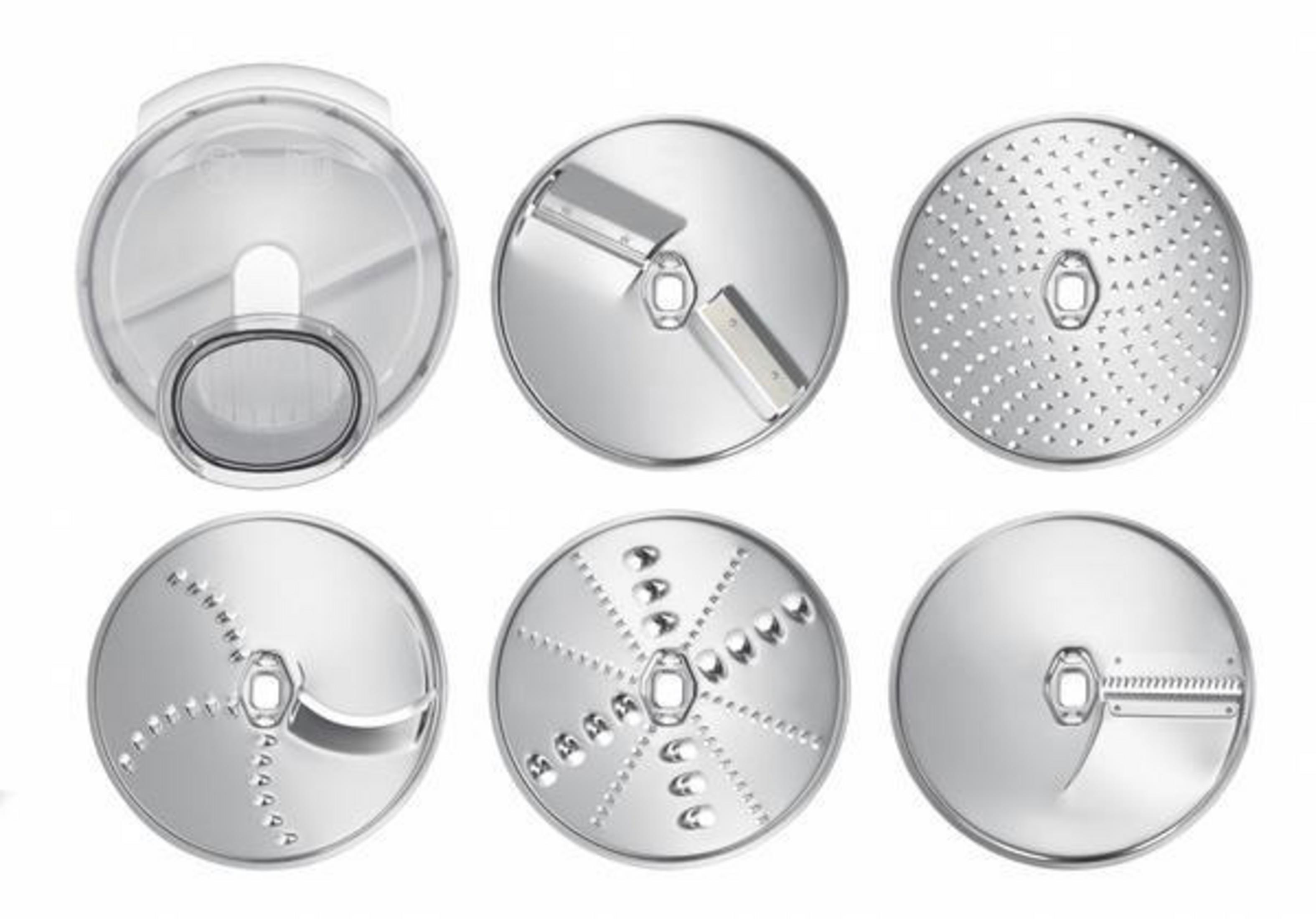 Sześć różnych ostrzy do robota kuchennego. Są okrągłe, srebrne i mają różne wzory krojenia i ścierania.