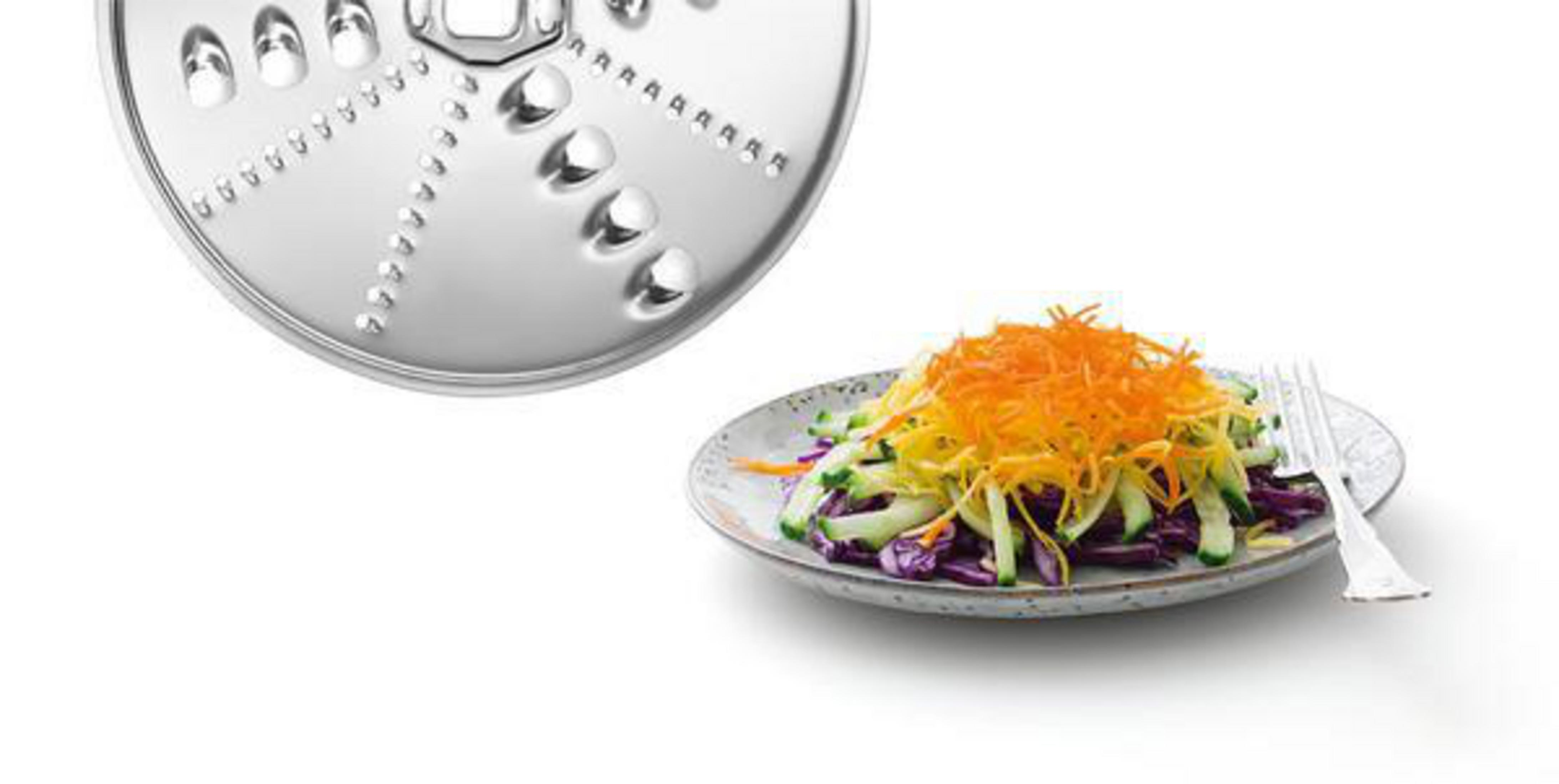 Sałatka na talerzu obok ostrza tarki.