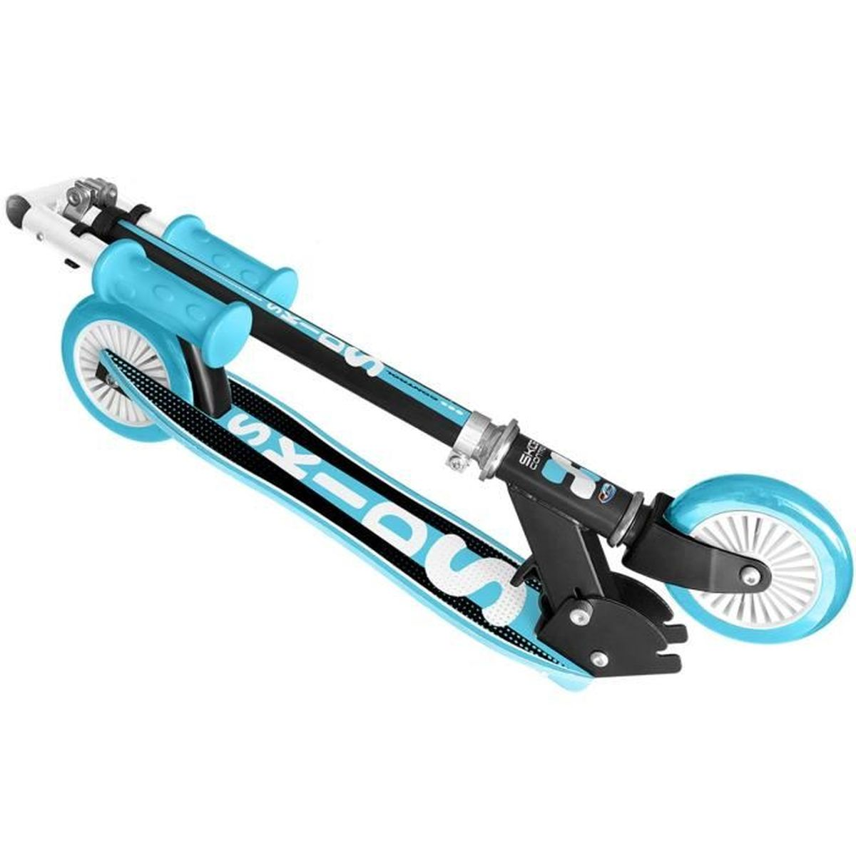 Blau-schwarzer Roller mit blauen Rädern und Griffen, zusammengeklappt. Weißer Hintergrund.