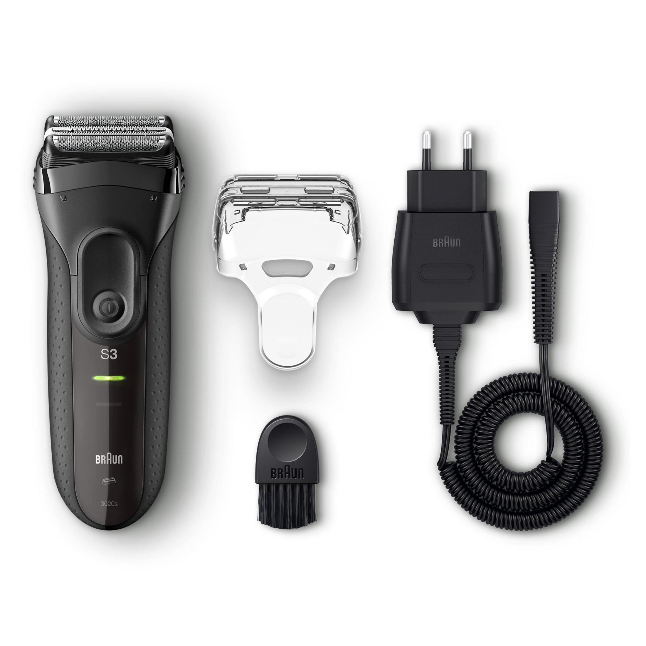 Rasoio elettrico nero e accessori. Il rasoio è sul lato sinistro.