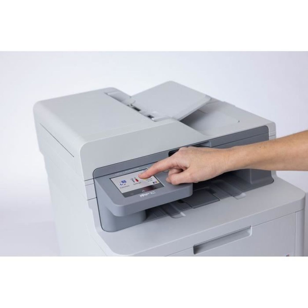 Eine Hand drückt auf den Bildschirm eines Druckers. Der Drucker ist hellgrau und weiß.