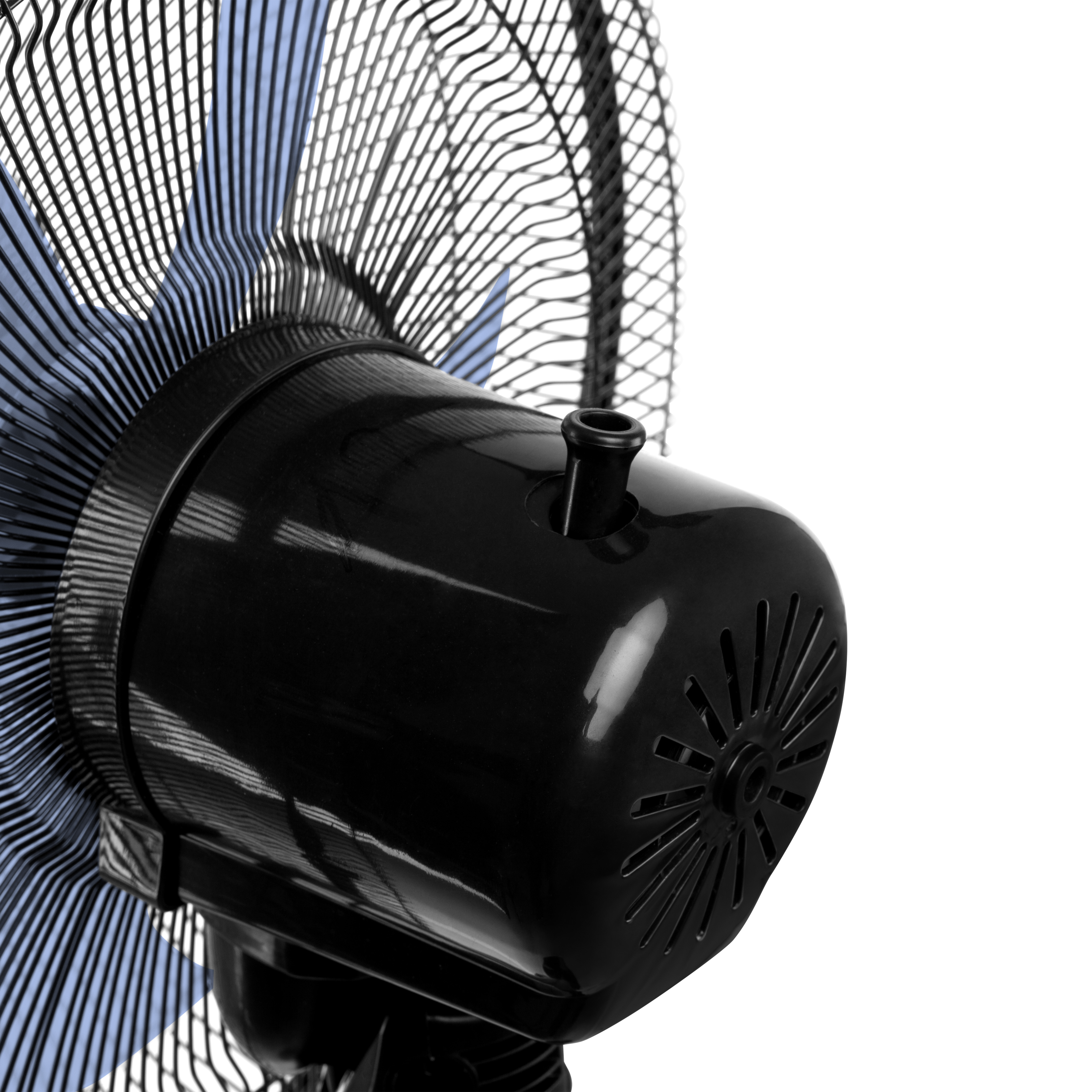 Zbliżenie czarnego silnika wentylatora z czarnymi łopatkami. Wentylator na białym tle.