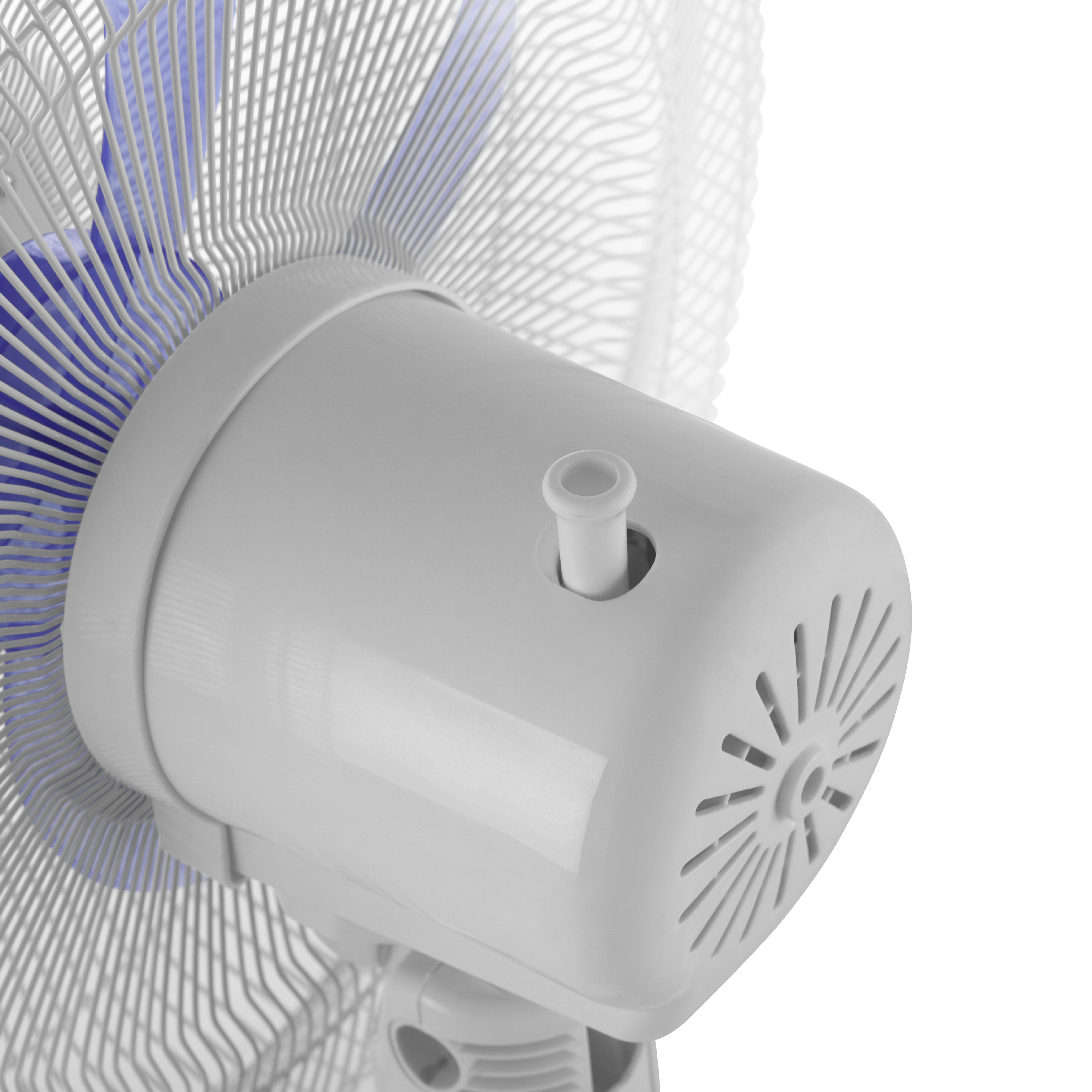 Primo piano di un motore di un ventilatore bianco con pale blu. Il ventilatore ha un alloggiamento motore cilindrico e un telaio bianco.