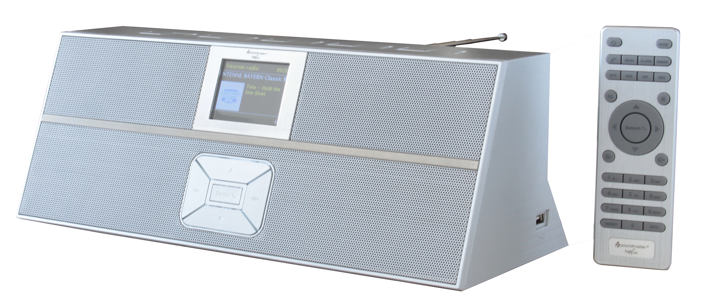 Silbernes Radio mit Bildschirm und Fernbedienung. Hat Antenne und Knöpfe. Radio zeigt Stationsinformationen.