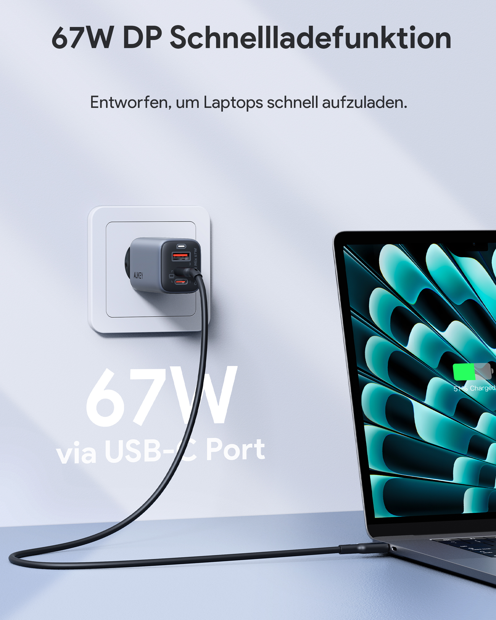 Ein Ladegerät, das an eine Steckdose angeschlossen ist, verbindet sich mit einem Laptop.