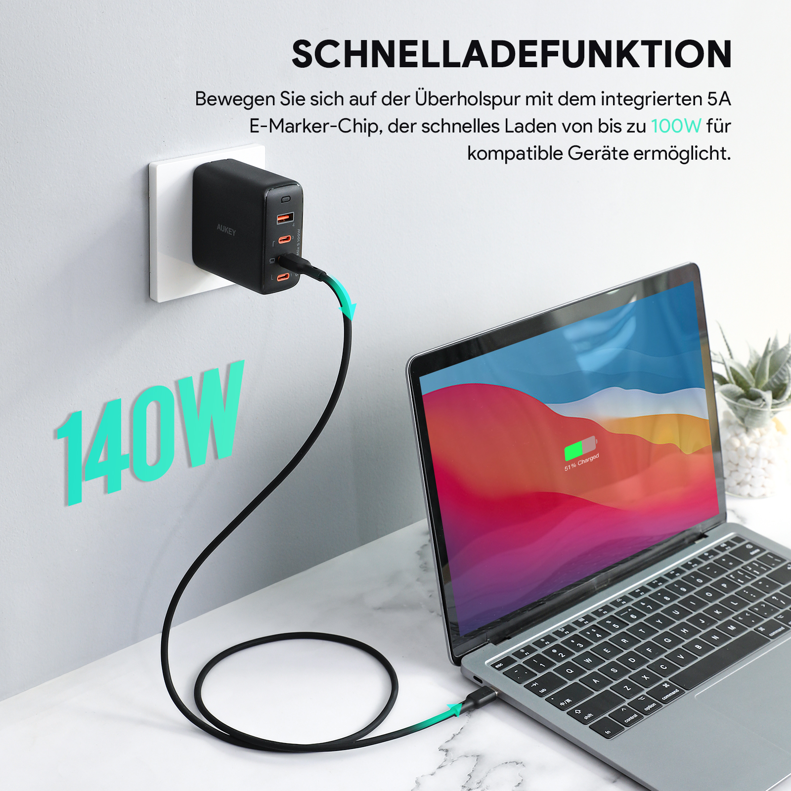 Ladestation an der Wand angeschlossen. Ein Laptop ist angeschlossen. Text zeigt Schnellladung bis 100W an.