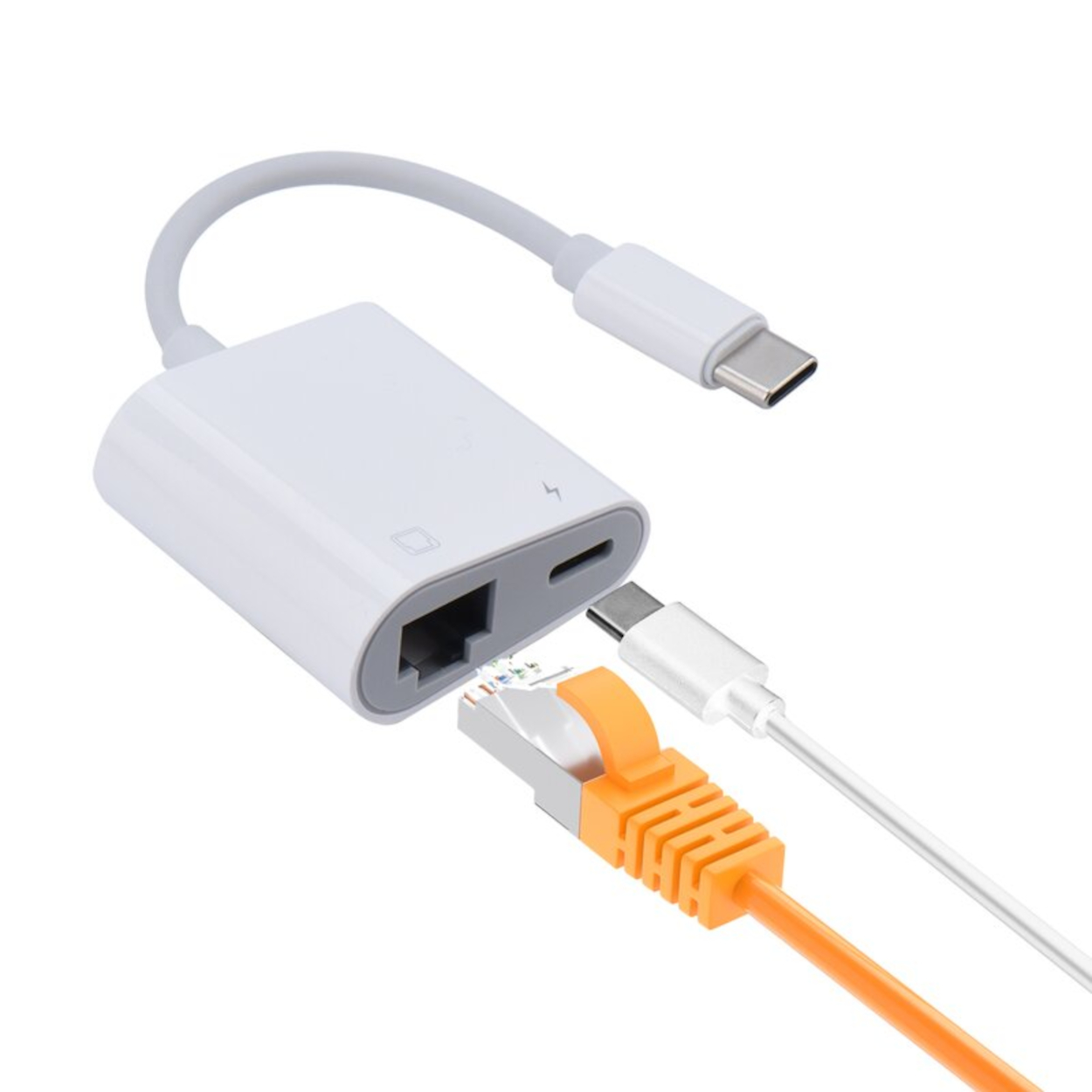 Ein weißer Adapter mit Ethernet-Anschluss und zwei angeschlossenen Kabeln. Eines ist ein orangefarbenes Ethernet-Kabel.