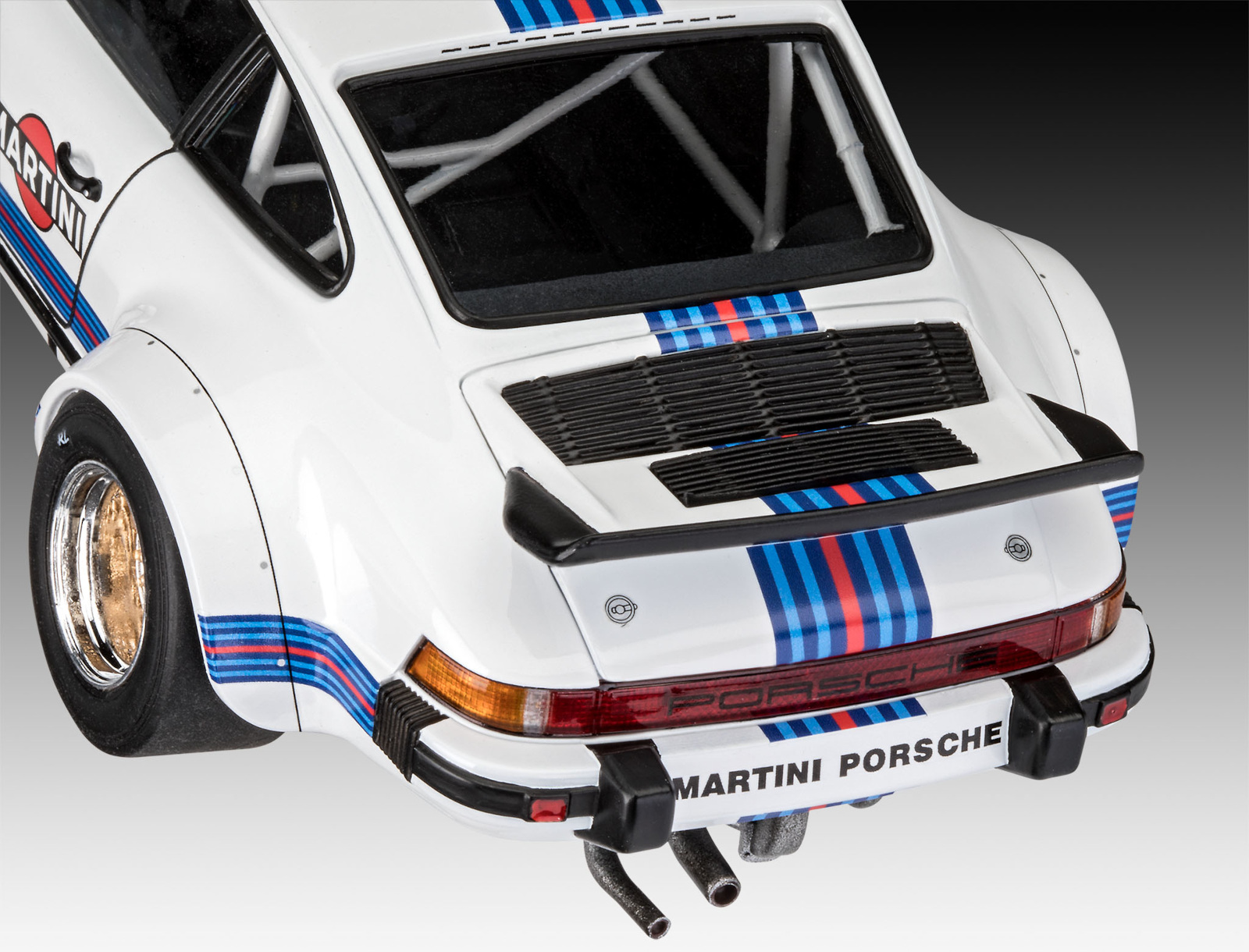 Een witte Porsche raceauto met Martini-kleurstelling. De auto heeft een racestreep op de achterkant.