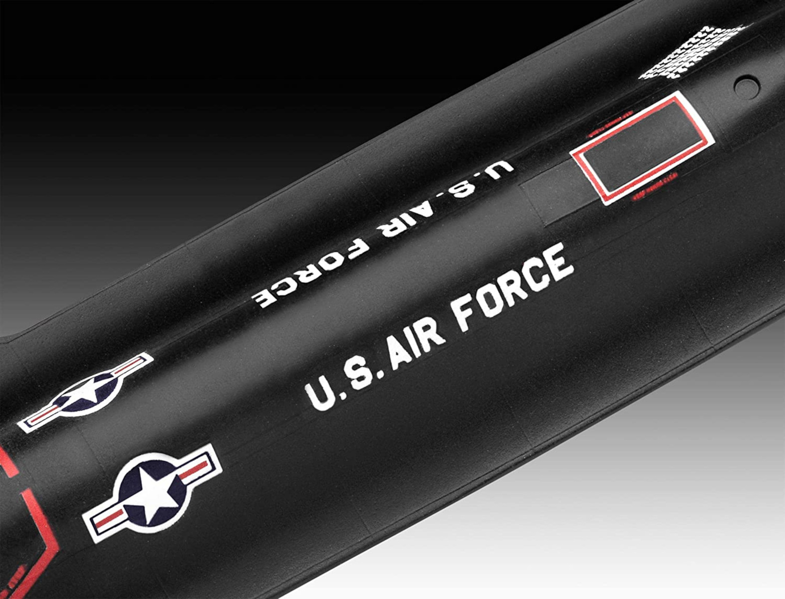 Ein schwarzes Modellflugzeug mit weißem Text "U.S. AIR FORCE" und Logos, Nahaufnahme.