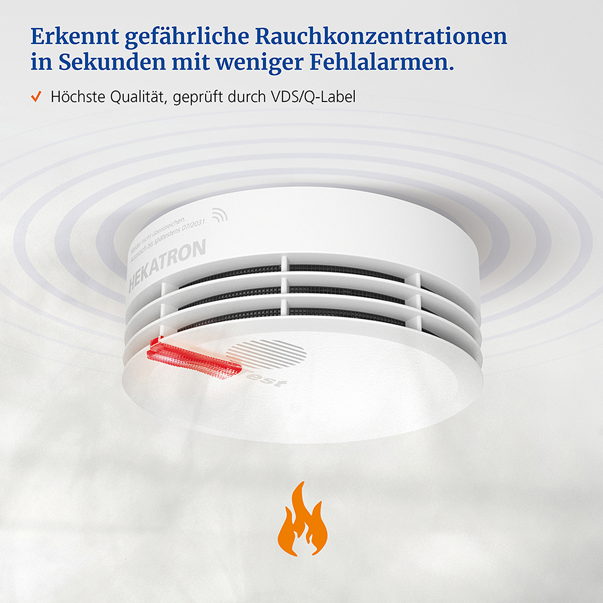 Ein weißer Rauchmelder an einer Decke mit einem Flammen-Symbol und Text.