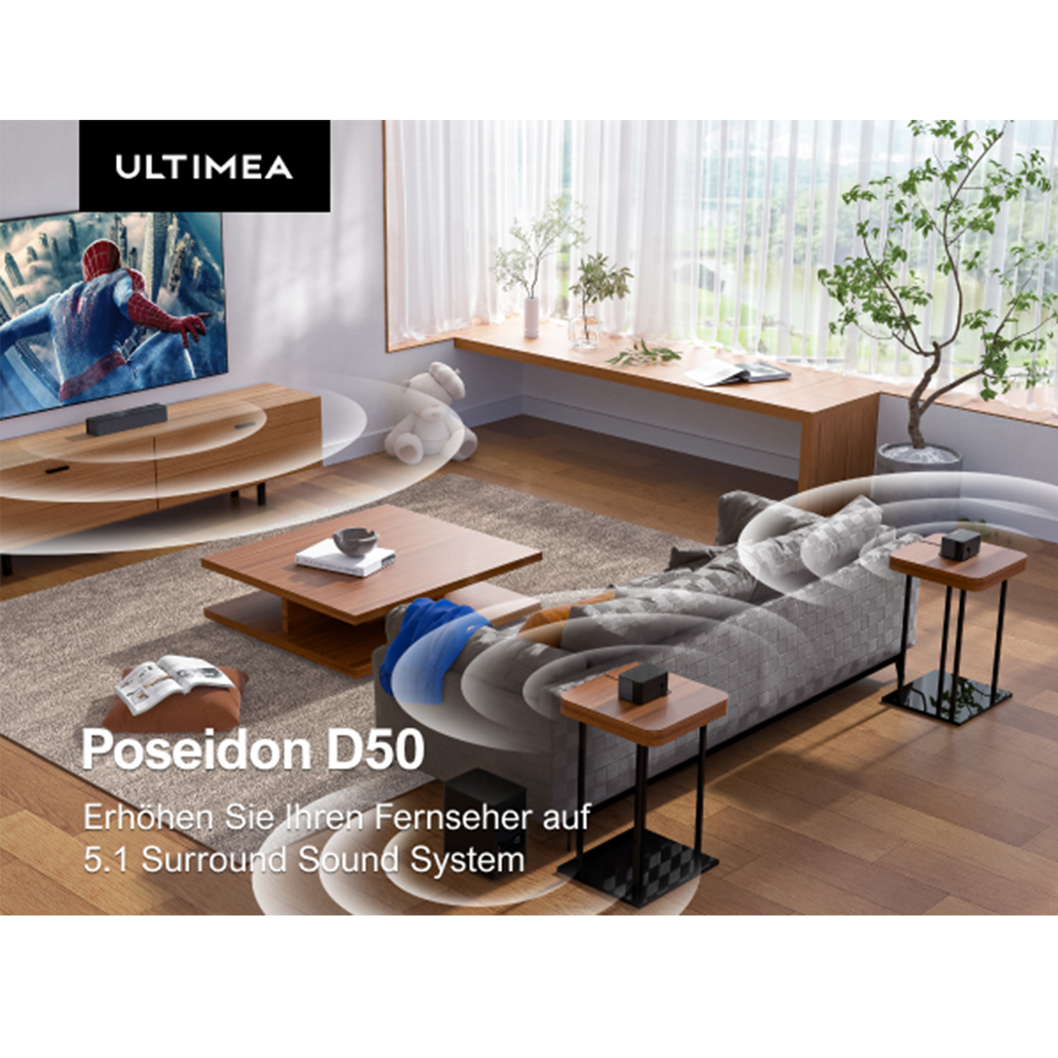 Wohnzimmerszene mit Fernseher, Soundbar, Sofa und Beistelltischen.