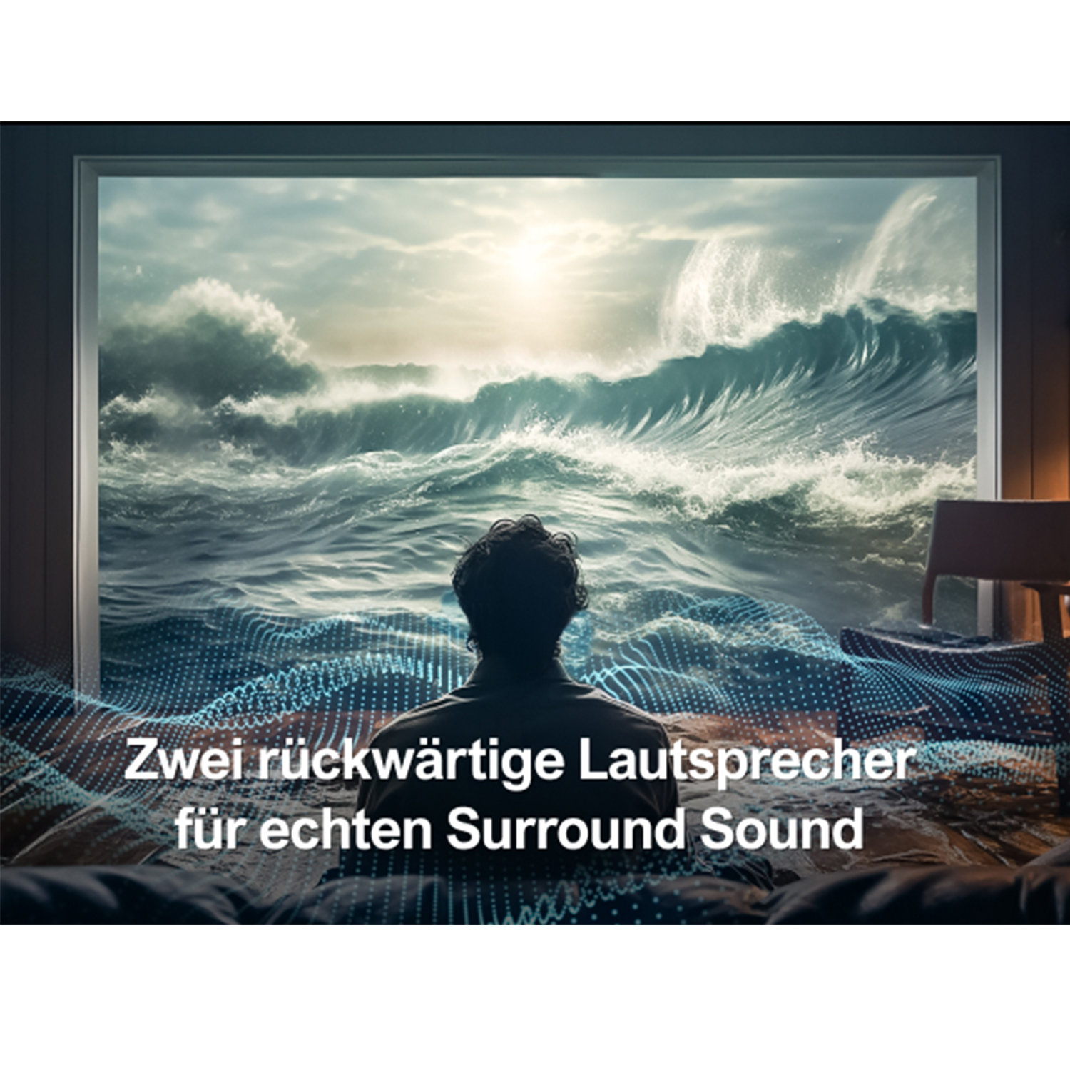 Mann betrachtet einen großen Bildschirm mit Meereswellen, mit Surround-Sound-Text.