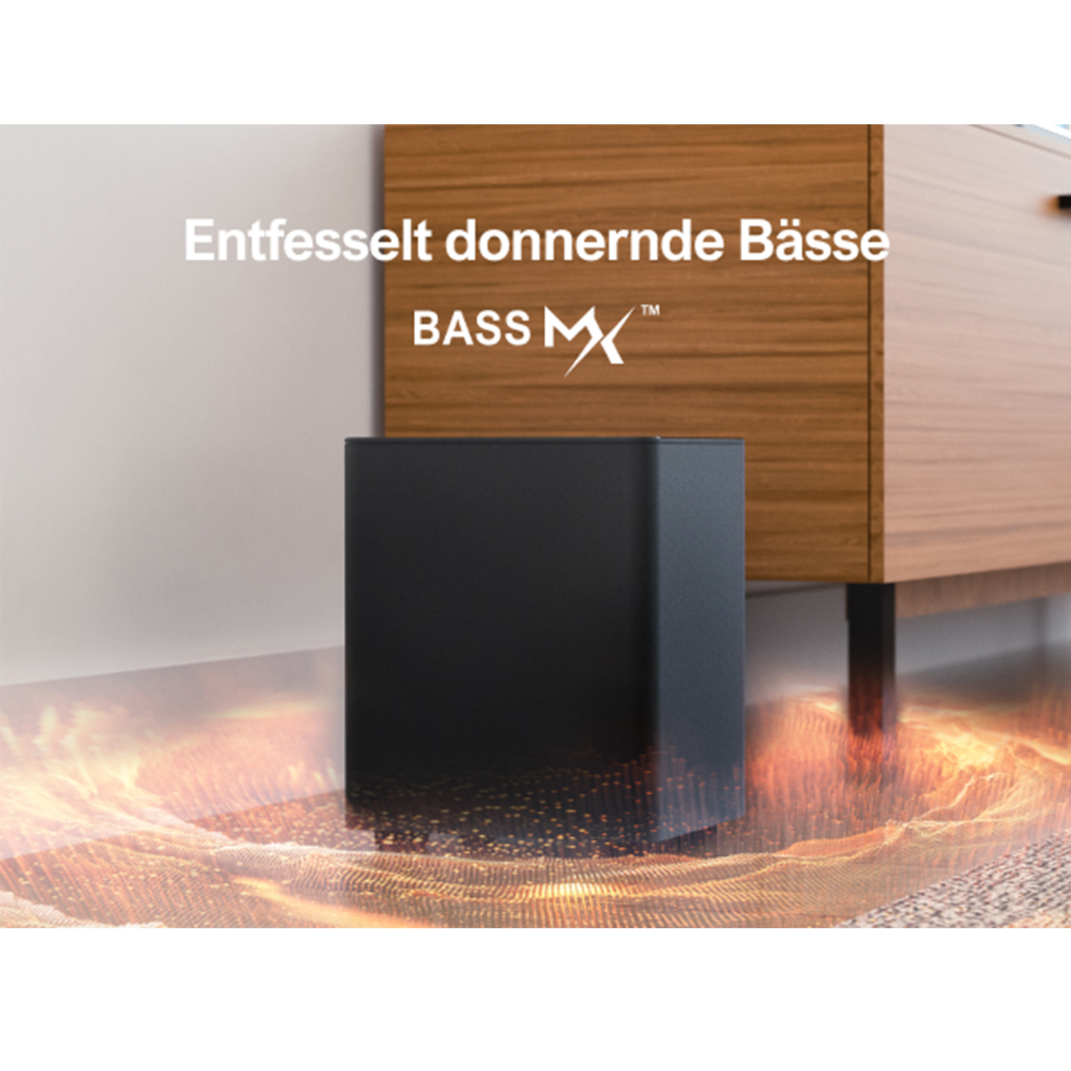 Schwarzer Subwoofer auf einem Boden. Text sagt 'Entfesselt donnernde Bässe' vor Holzmöbeln.