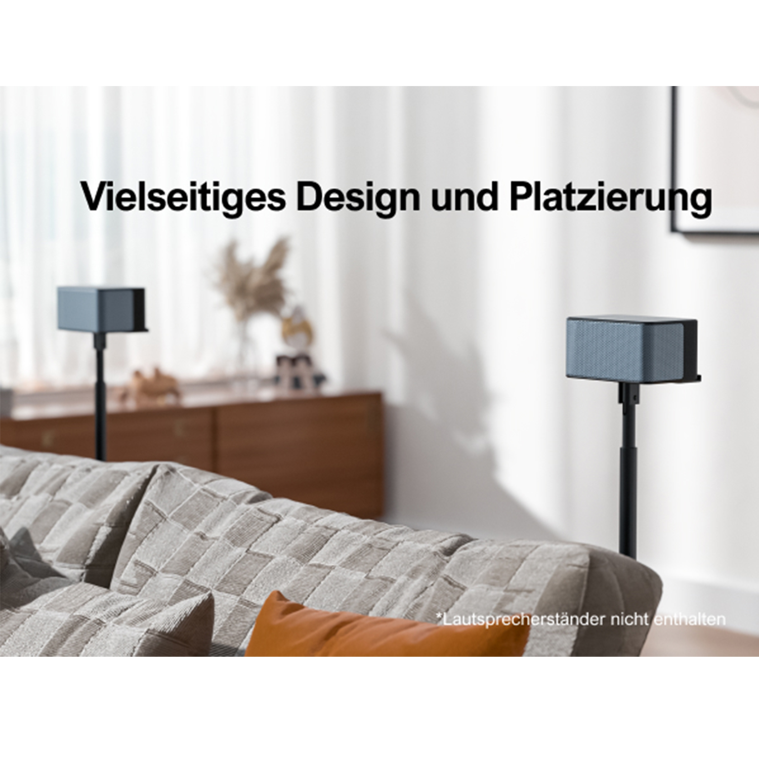 Dwa głośniki na stojakach, z sofą z przodu i szafką w tle.