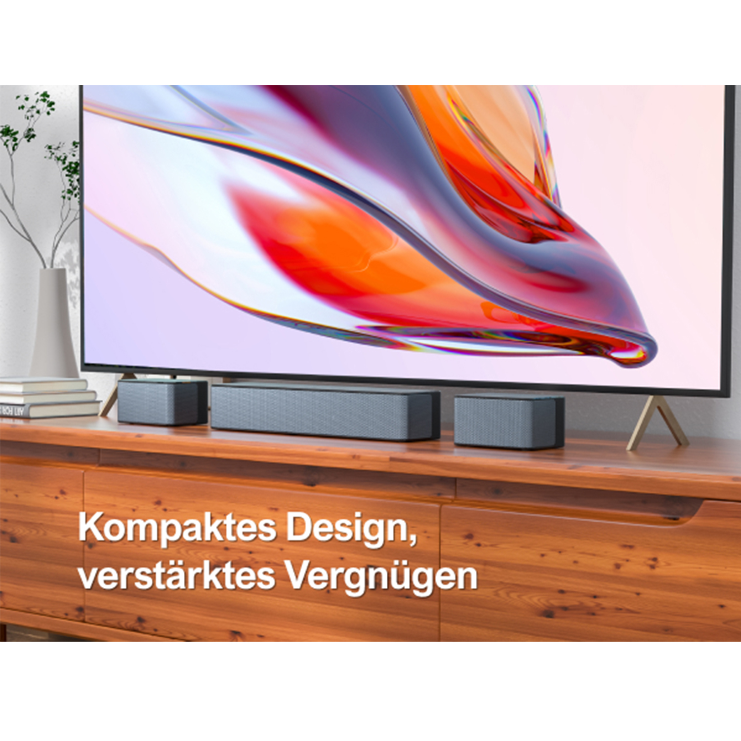 Telewizor na drewnianej szafce z soundbarem i głośnikami. Tekst: 'Kompaktowa konstrukcja, zwiększona przyjemność'.