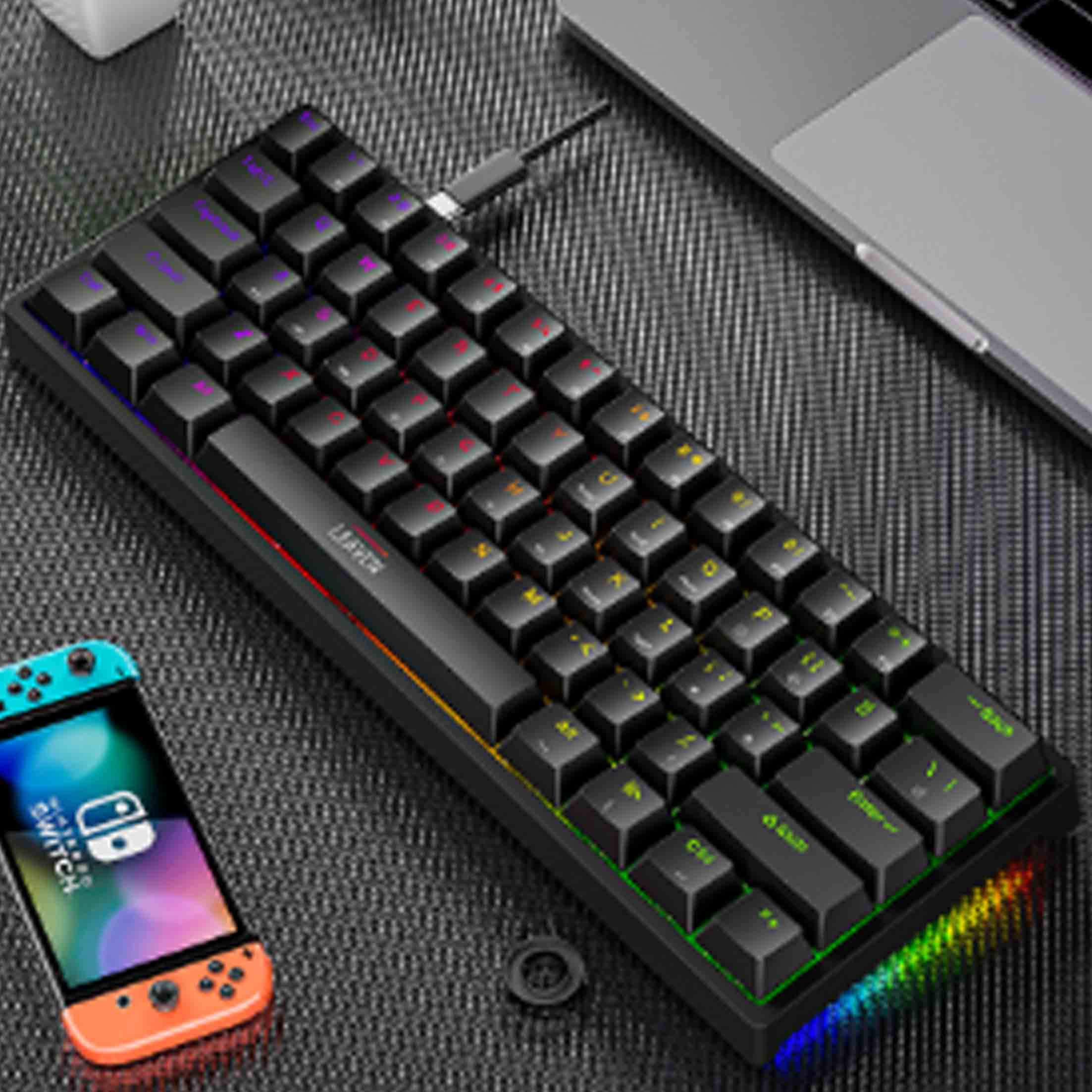 Eine schwarze Gaming-Tastatur mit bunten Tasten und einer Switch-Konsole. Die Tastatur ist beleuchtet.