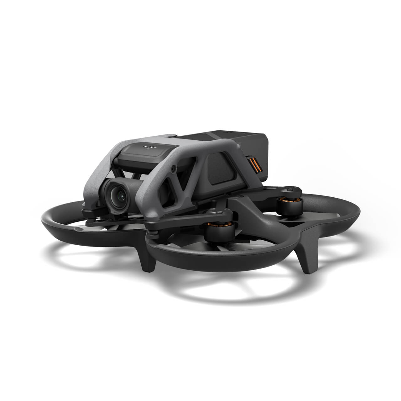 Un dron negro y gris con una cámara sobre un fondo blanco.