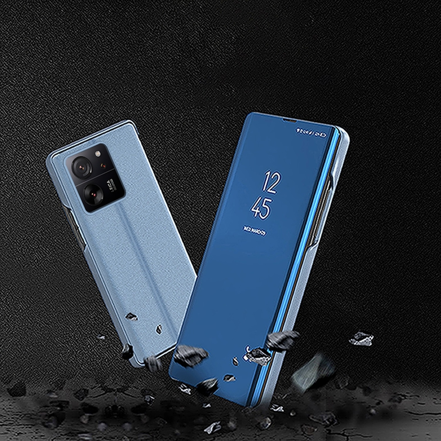 Dos fundas azules para teléfono, una abierta, sobre fondo oscuro con escombros.