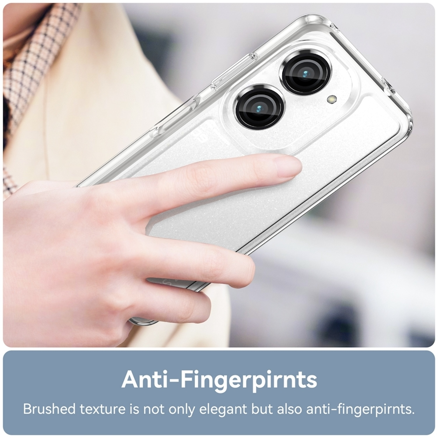 Eine klare Handyhülle mit zwei Kameralinsen. Eine Hand hält die Hülle, mit Text "Anti-Fingerprints".