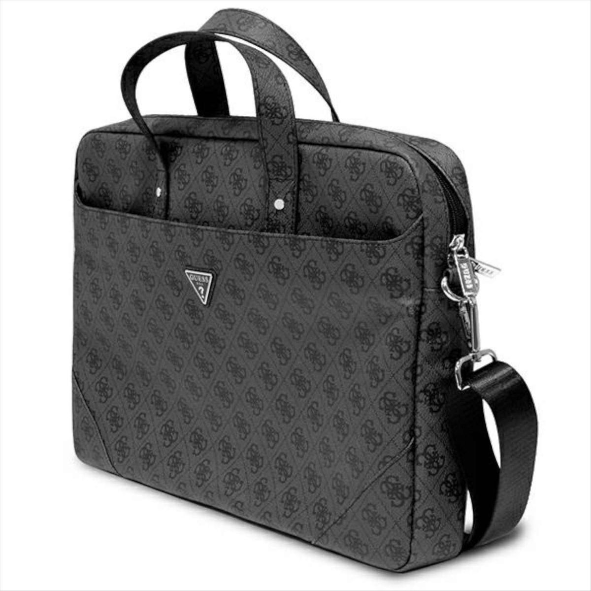 Una borsa per laptop Guess nera con tracolla. La borsa è su sfondo bianco.