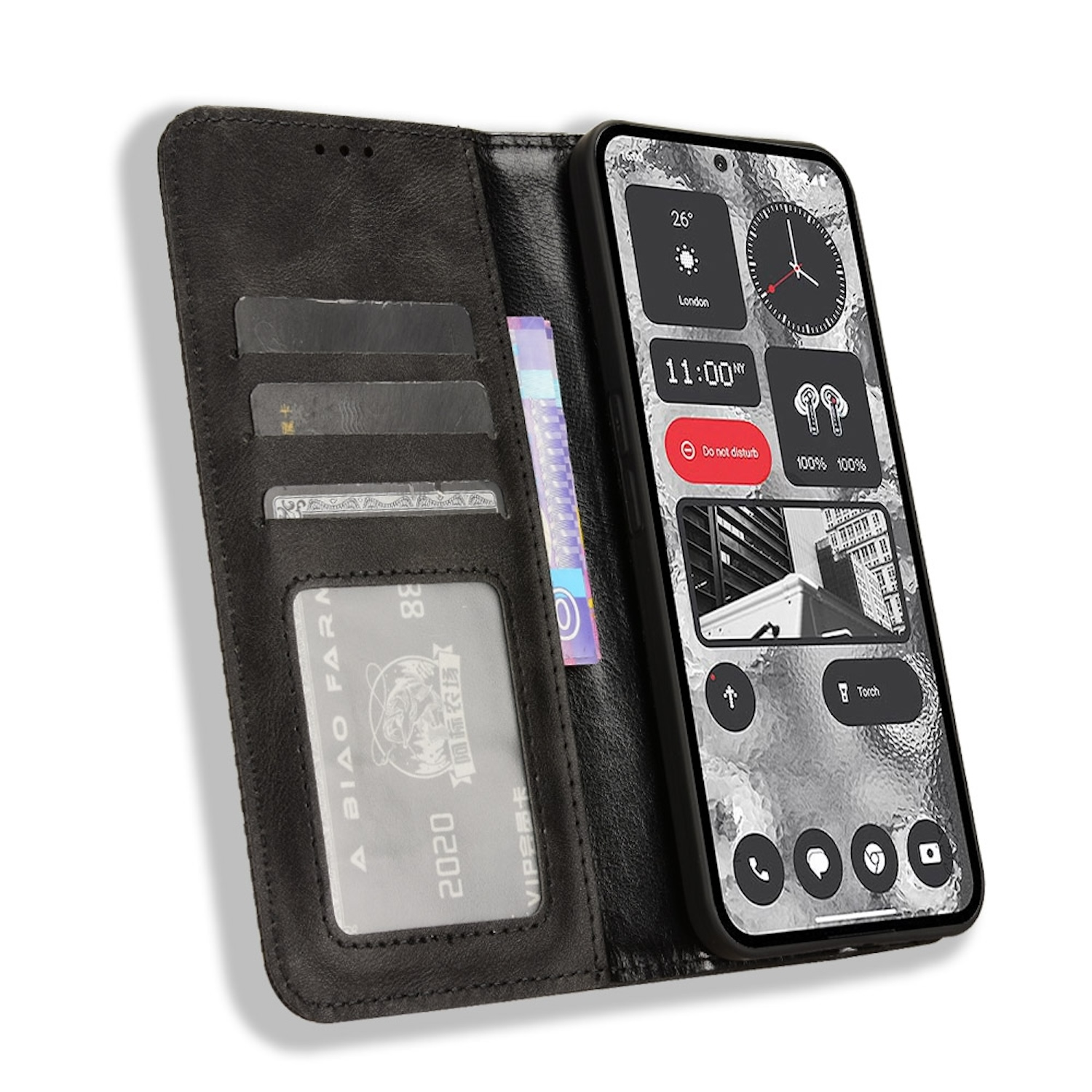 Schwarzes Telefon in einer schwarzen Lederbrieftasche mit Kreditkarten und Geld. Telefon zeigt Widgets.