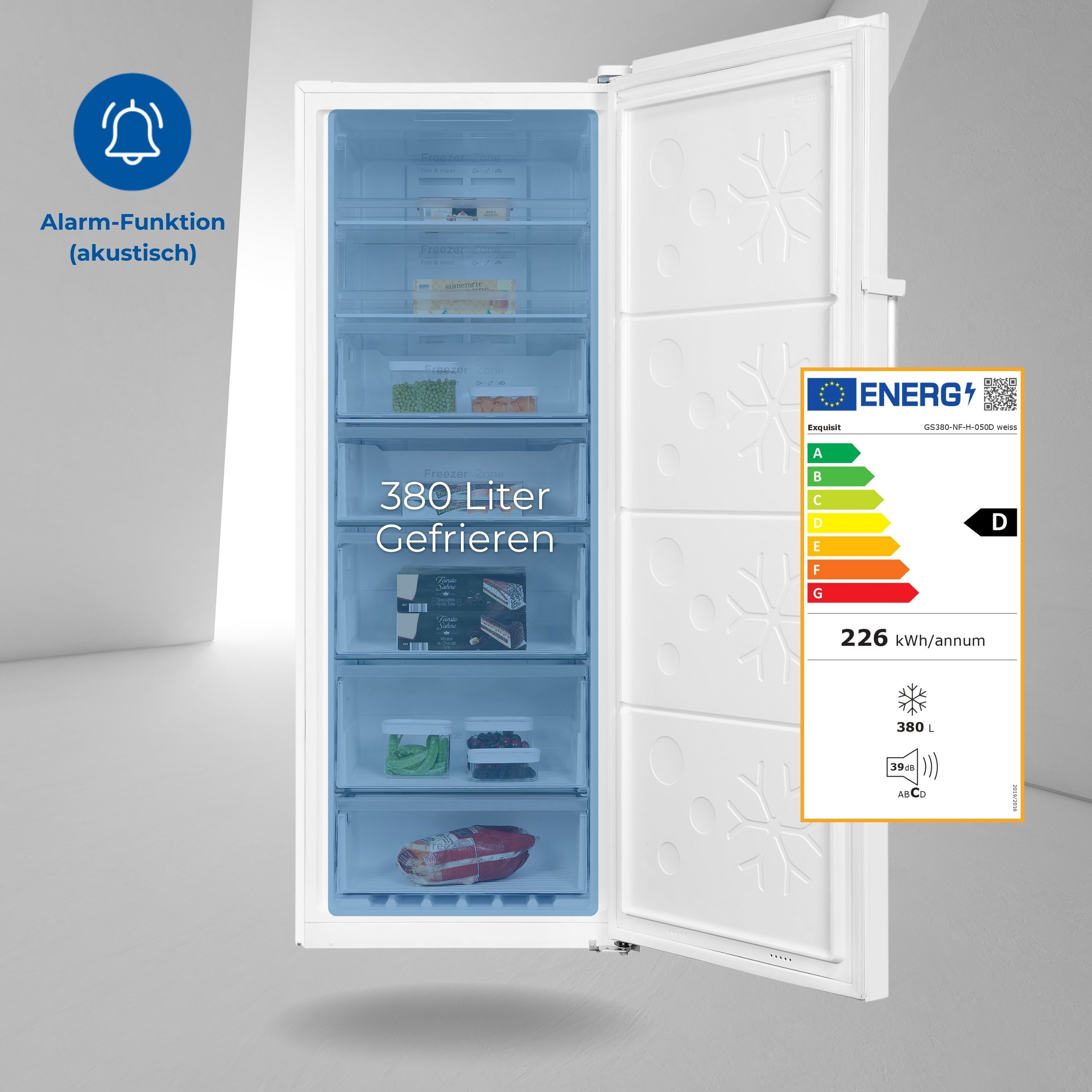 Weißer Gefrierschrank mit offener Tür, Schubladen und Energieetikett. Blaues Essen ist sichtbar.