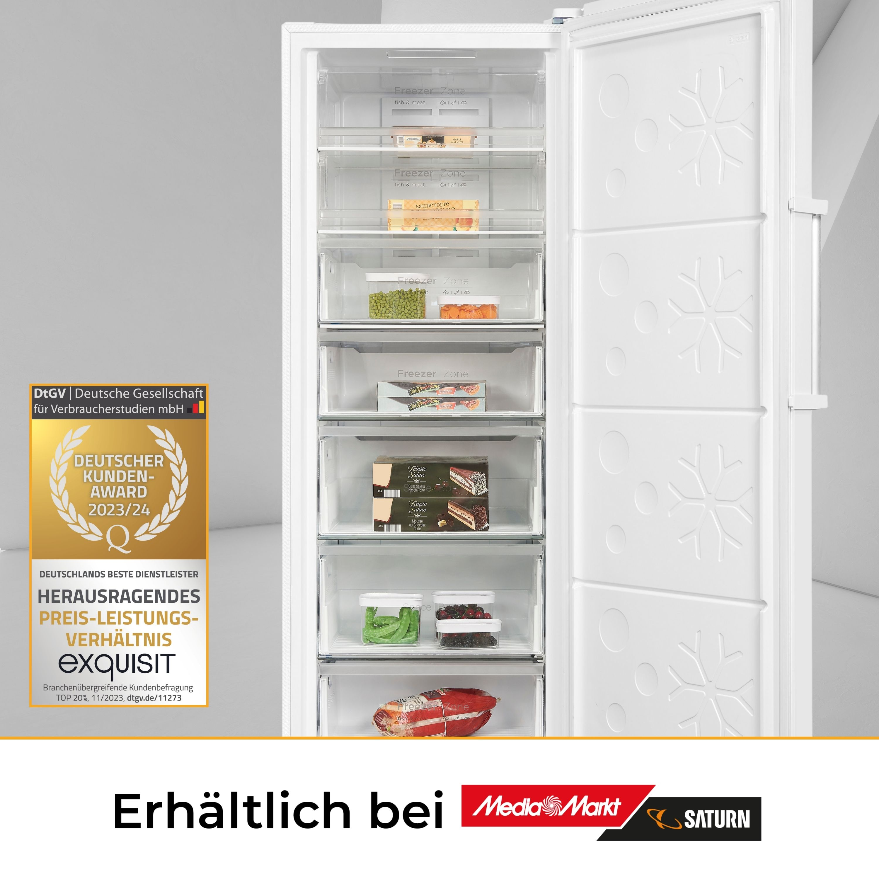Ein weißer Kühlschrank mit offener Tür, der Gefrierschubladen mit Lebensmitteln zeigt.