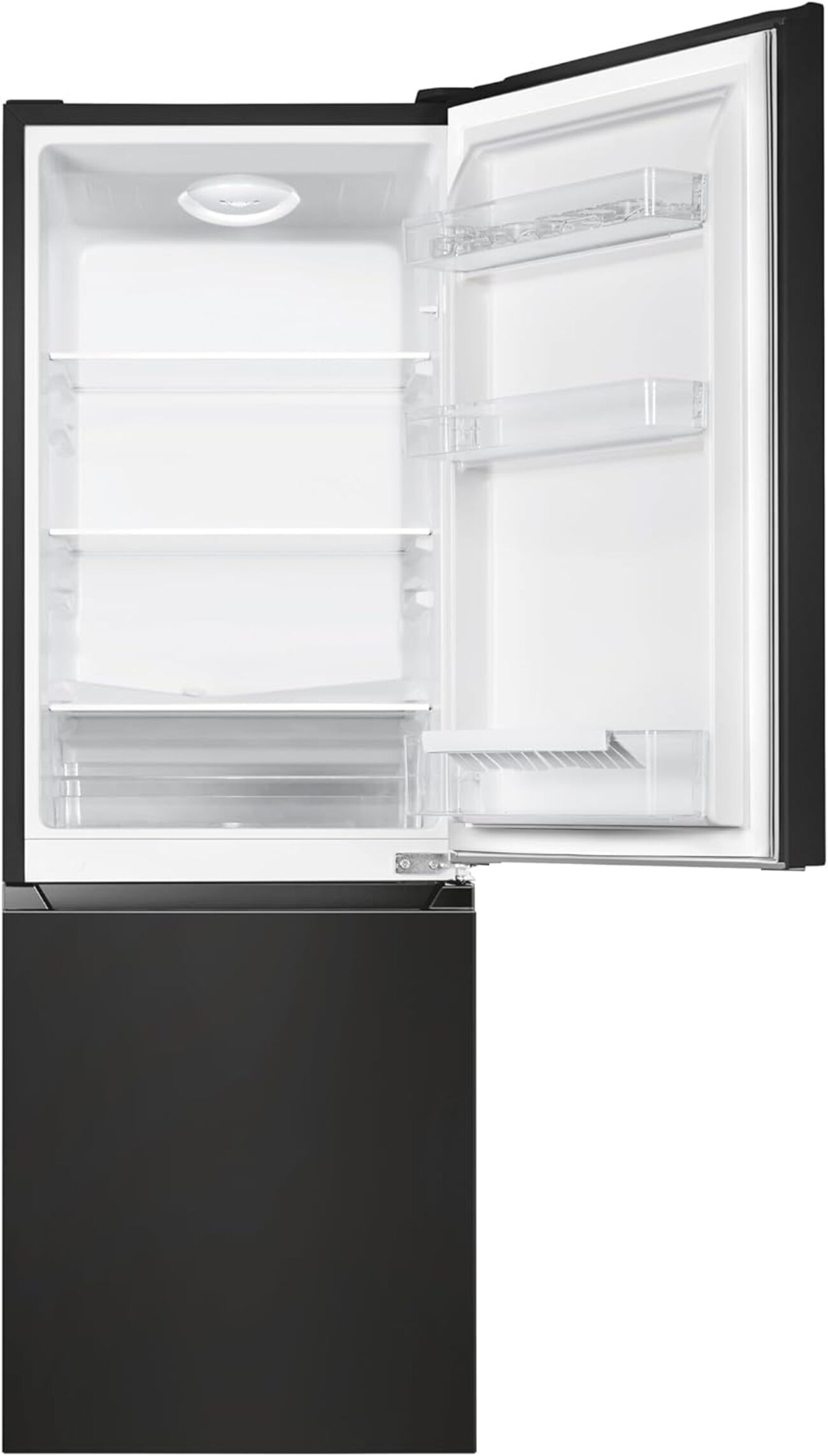 Schwarzer Kühlschrank mit geöffneter Tür, zeigt Regale und den Innenraum.