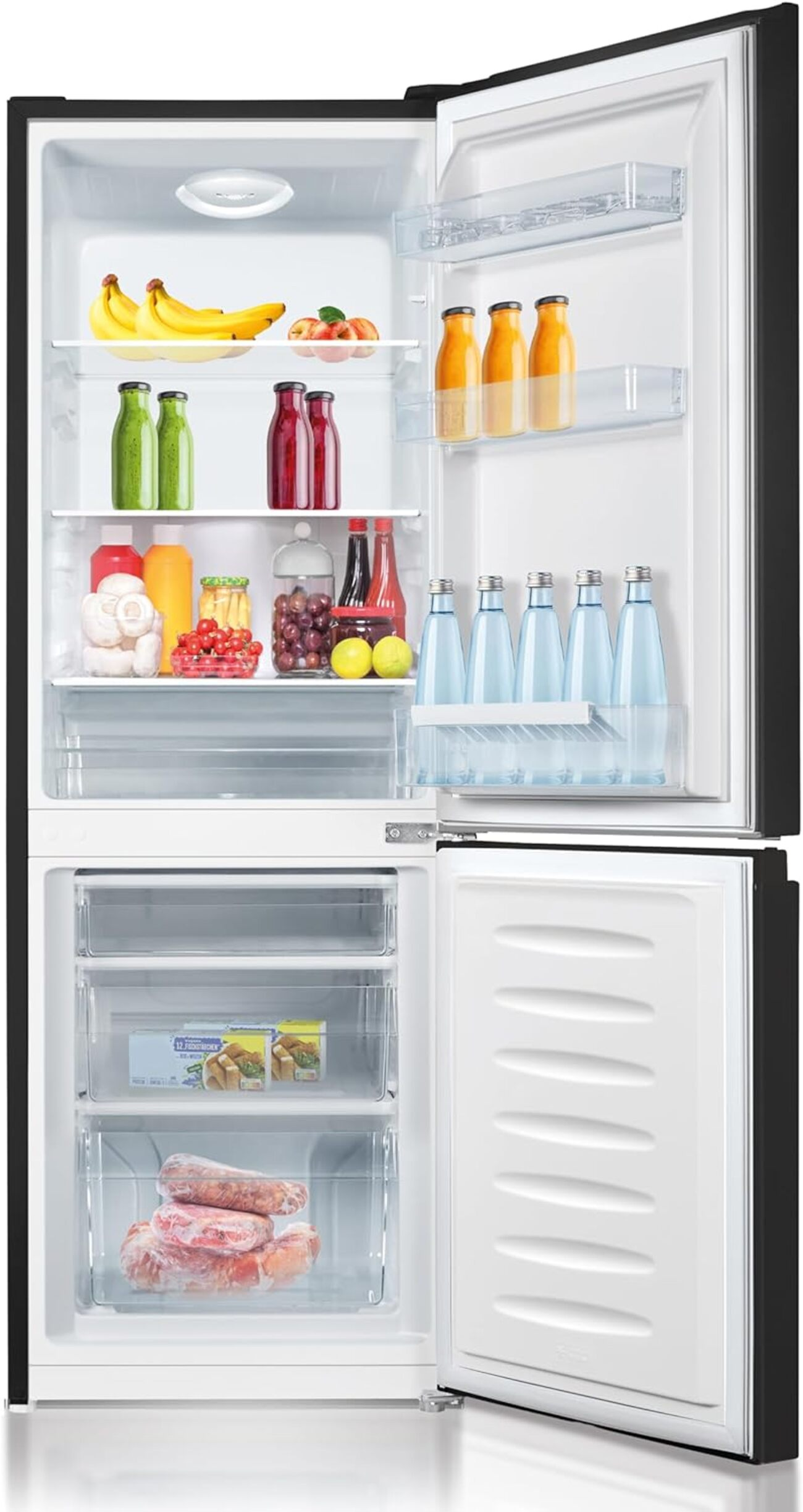 Geöffneter Kühlschrank, gefüllt mit Lebensmitteln wie Flaschen, Früchten und Behältern. Schwarze Außenseite.
