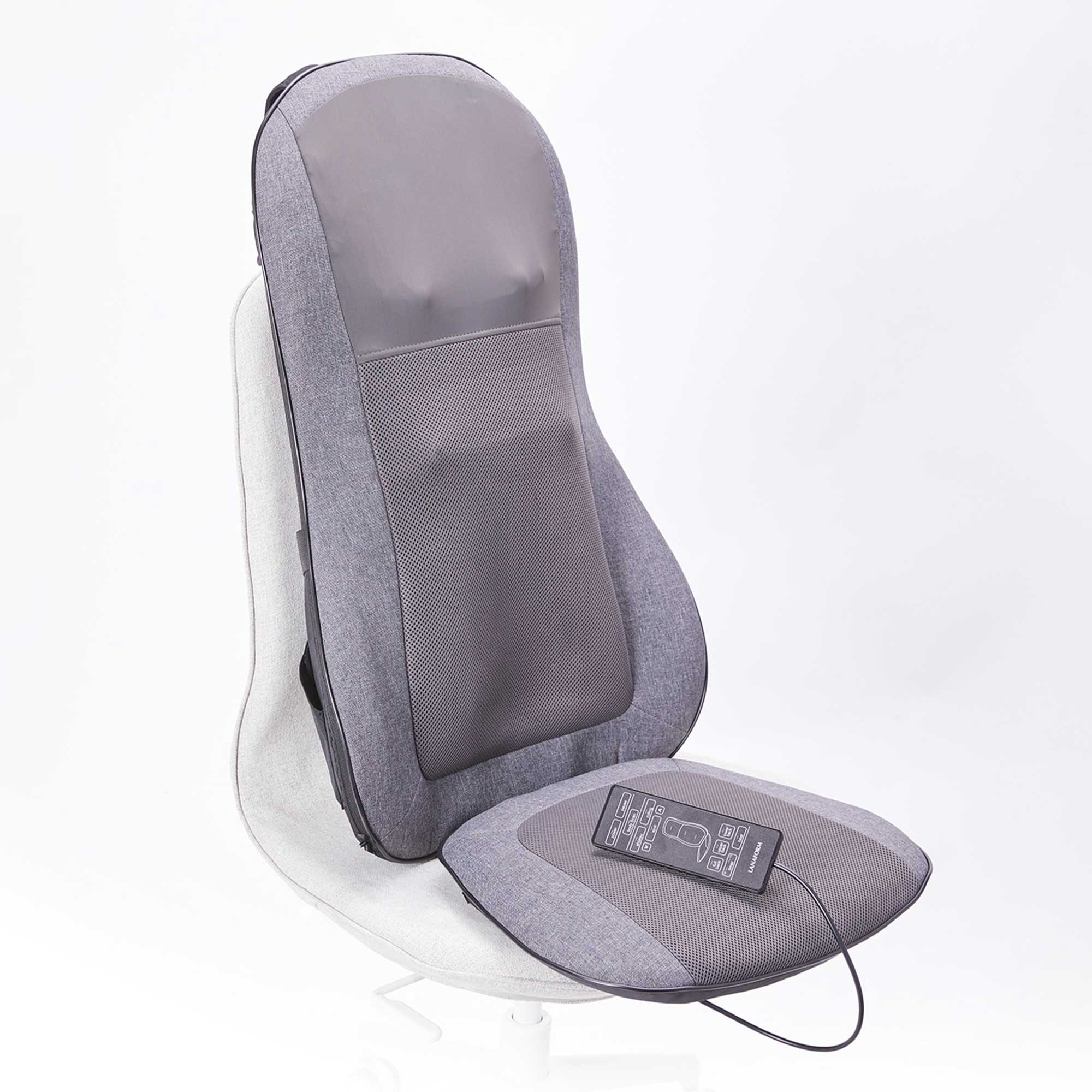 Ein graues Massagesessel-Pad auf einem weißen Stuhl. Es hat eine Fernbedienung und ein schwarzes Kabel.