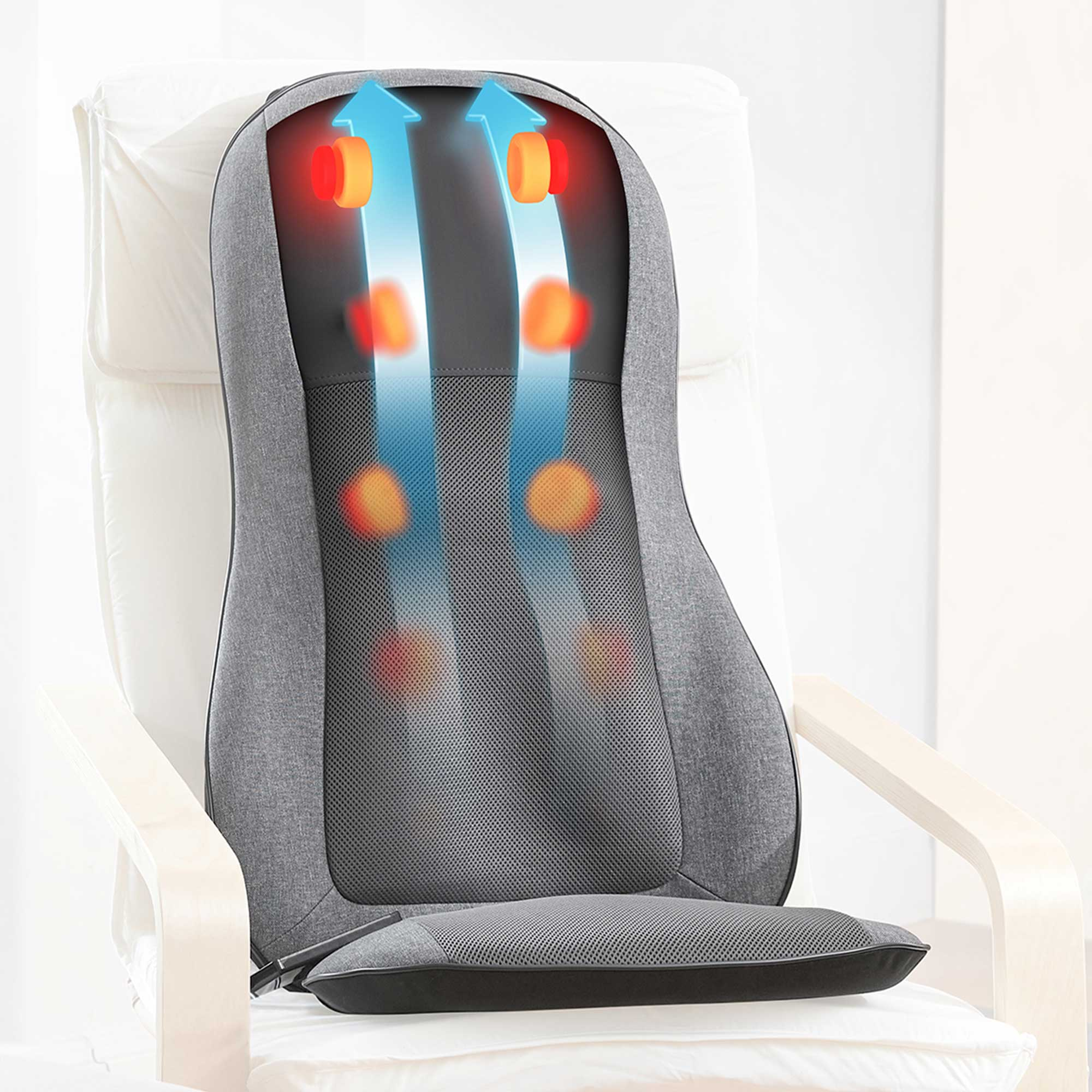 Graues Massage-Stuhlkissen mit Pfeilen, die Massagepunkte anzeigen. Pfeile und rote Kreise heben Massagebereiche hervor.