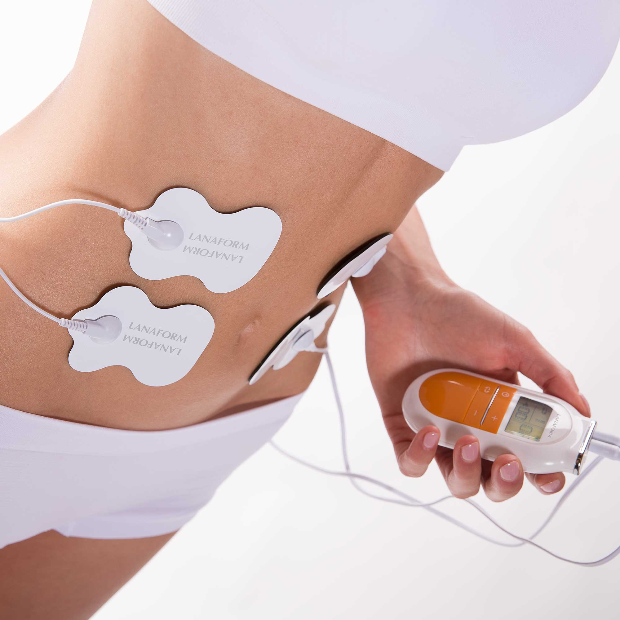 Vrouwelijk torso met elektroden bevestigd voor een EMS-apparaat. Apparaat met scherm wordt vastgehouden.