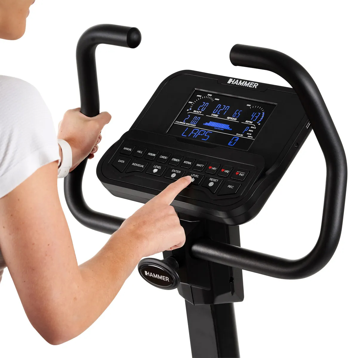Eine Person benutzt ein Heimtrainer. Das Fahrrad hat einen Bildschirm mit Informationen.