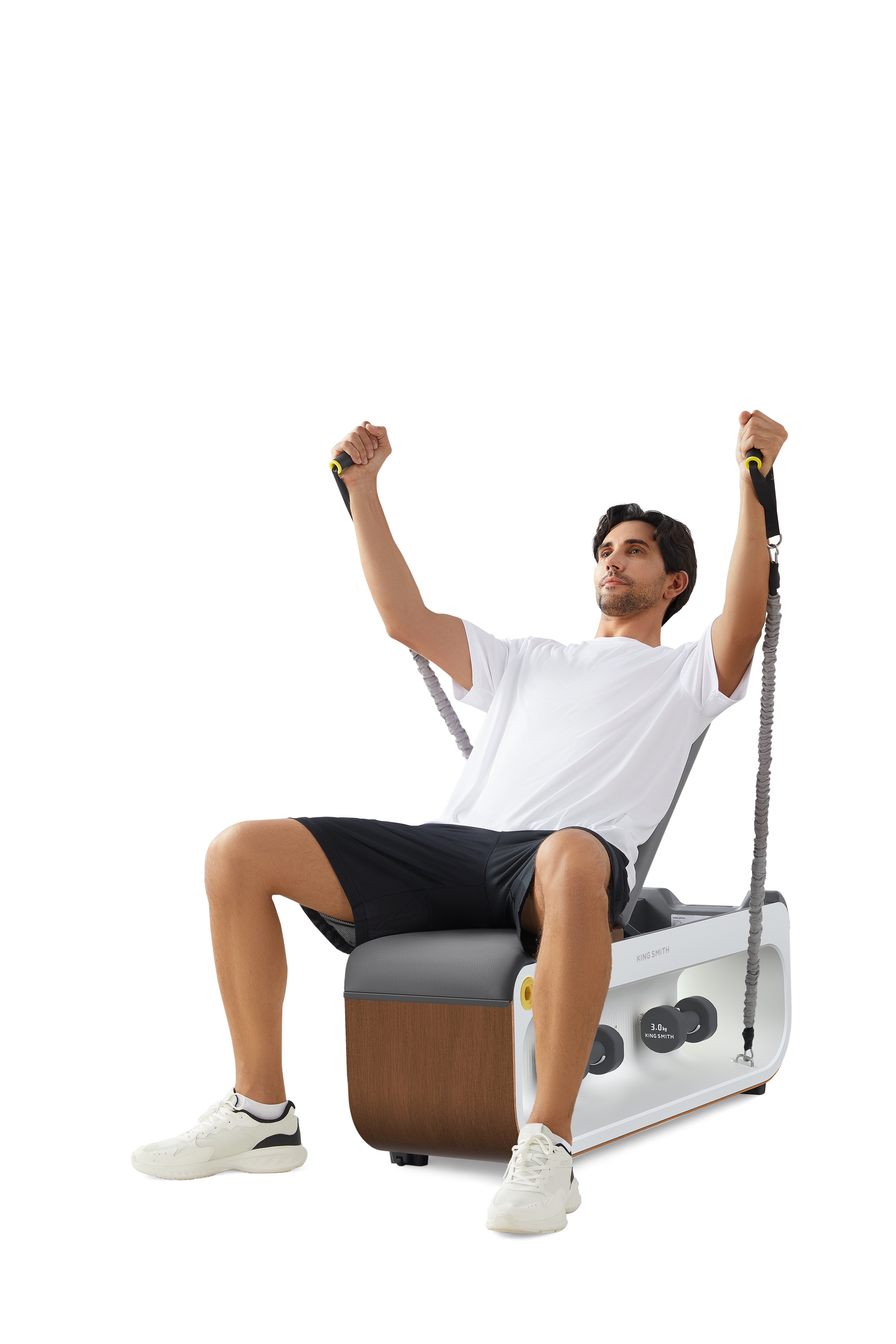 Mężczyzna ćwiczy na maszynie. Podnosi liny, siedząc na szarym i brązowym siedzeniu.