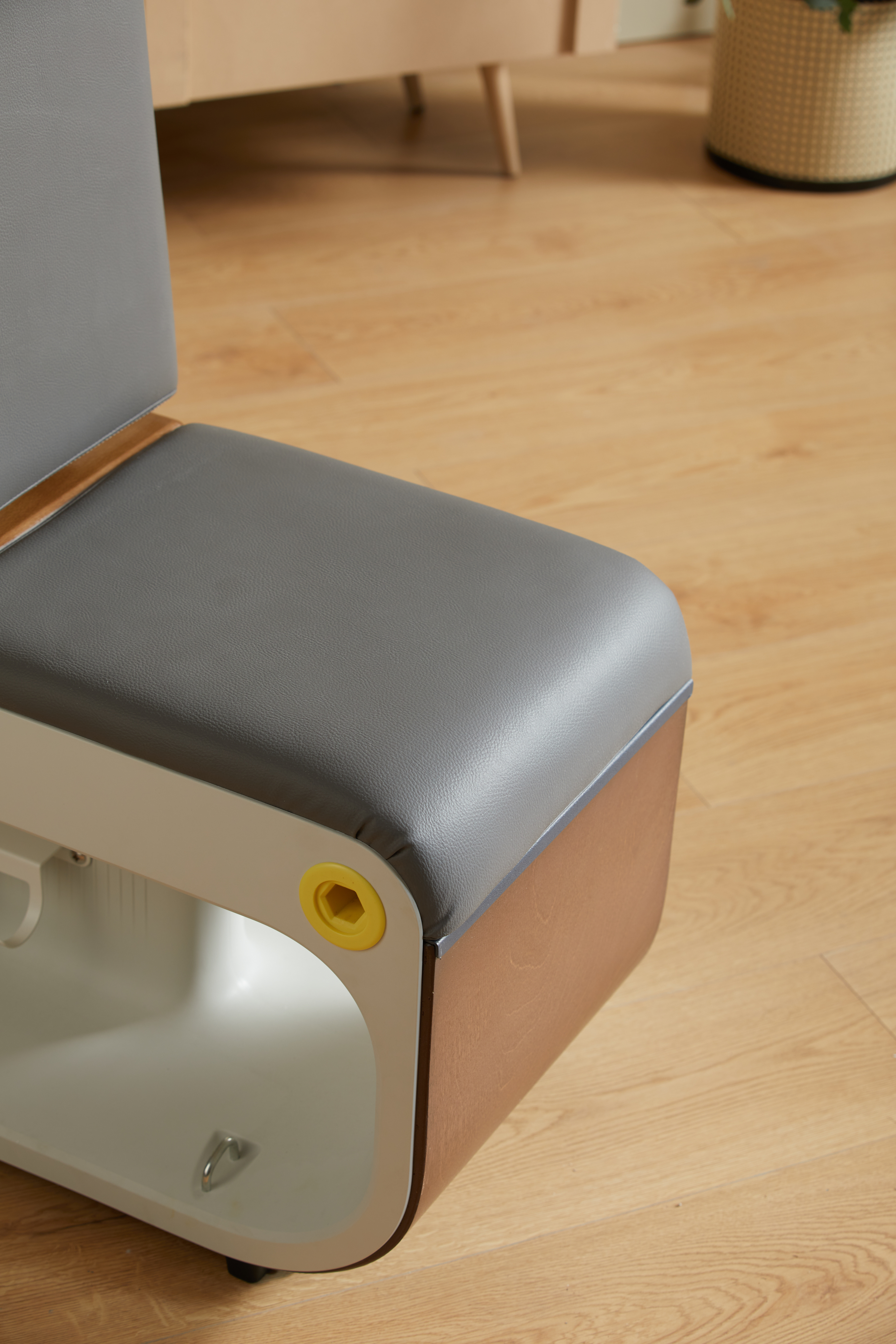 Spa do stóp z nogami osoby. Spa jest białe i brązowe z żółtym detalem.