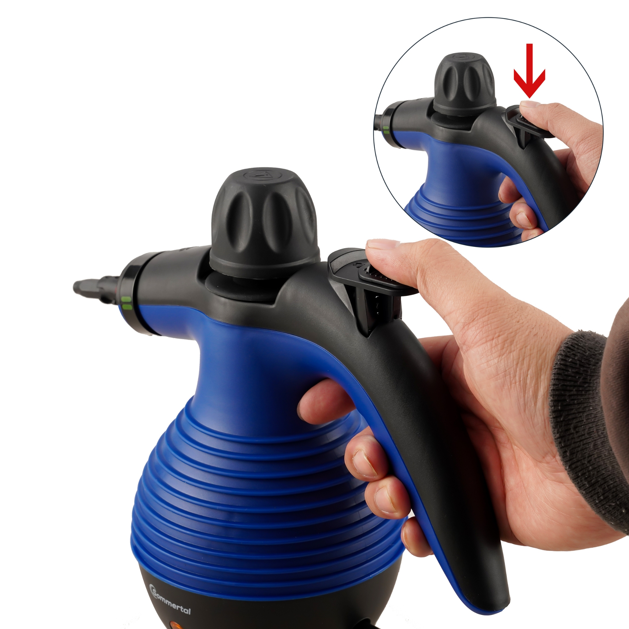 Dampfreiniger mit Hand, die einen Knopf drückt. Blau-schwarzer Reiniger. Weißer Hintergrund.