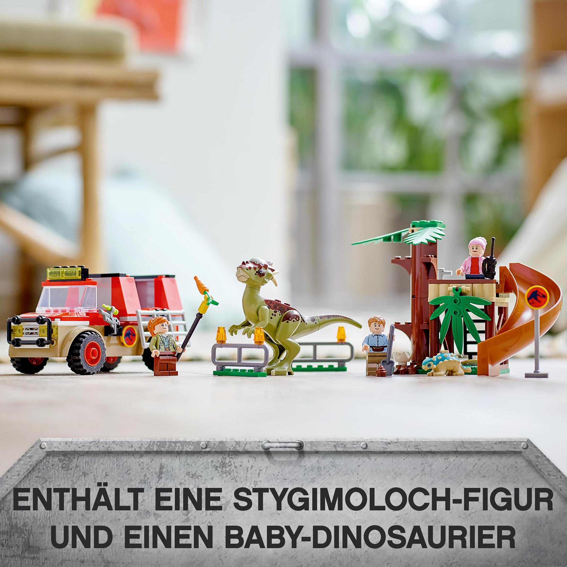 Lego Jurassic Park Set mit Dinosaurierfiguren und Charakteren, einem roten Auto und einem Baum.