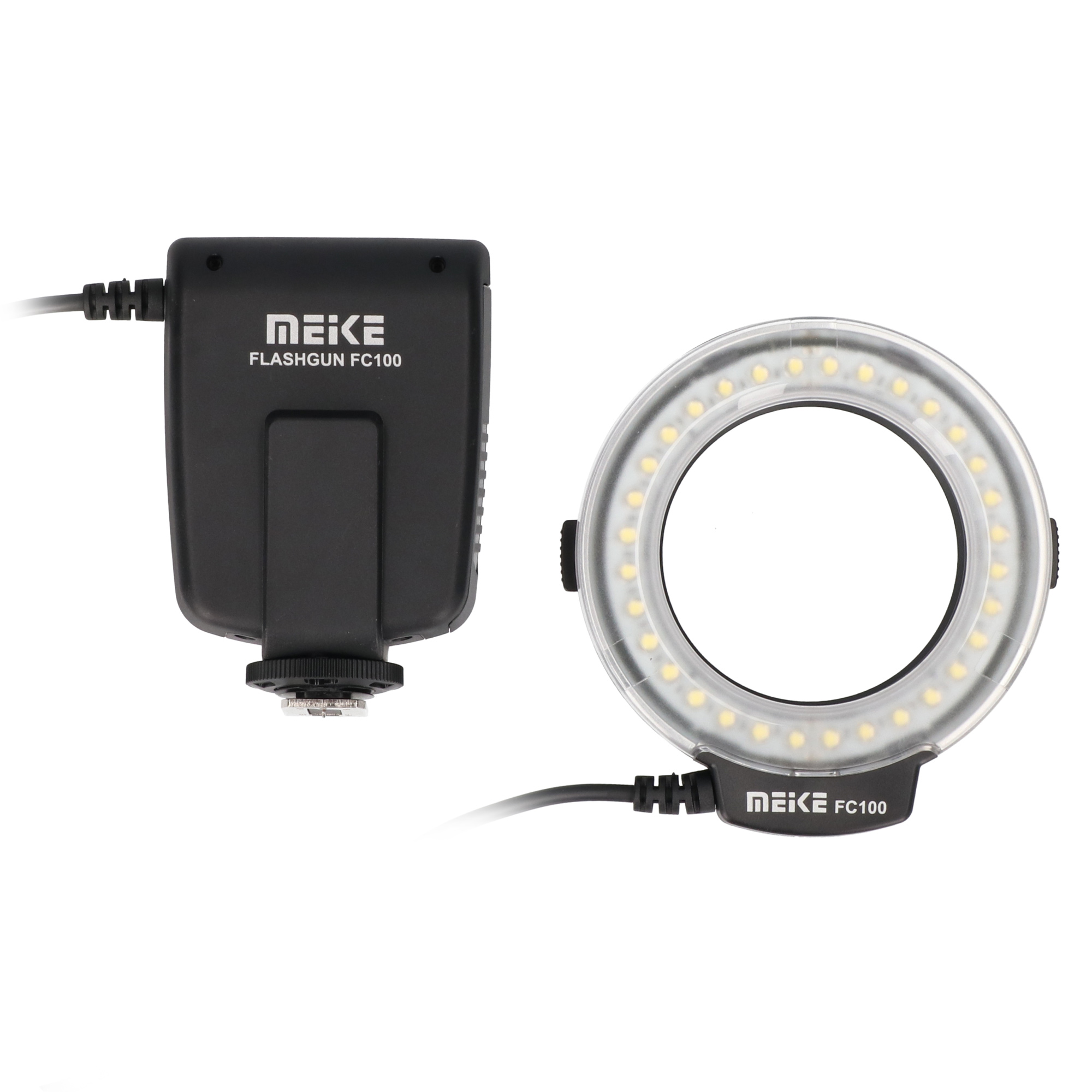 Ein schwarzer MEIKE Blitz FC100 und ein Ringlicht mit vielen LEDs. Beide sind durch ein Kabel verbunden.