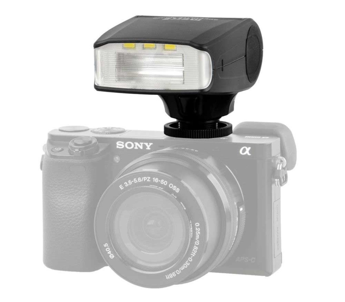 Kamera mit Blitzgerät. Der Blitz ist schwarz. Die Kamera ist eine Sony Alpha.
