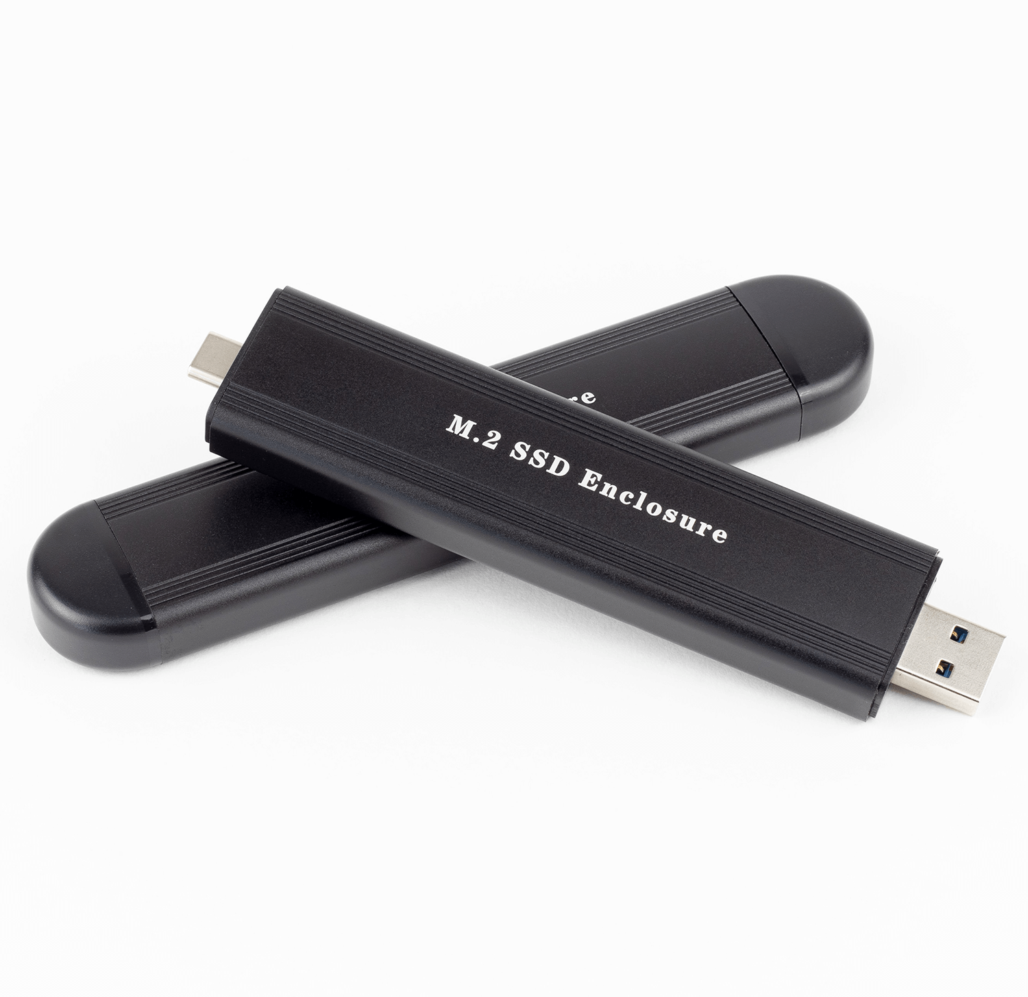 Zwei schwarze USB-C SSD-Gehäuse, die auf einer weißen Oberfläche liegen.