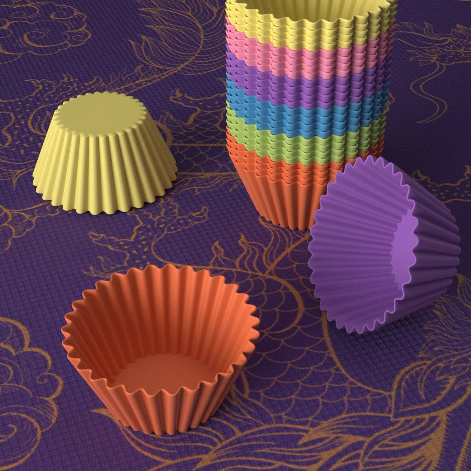Bunte Cupcake-Förmchen auf lila gemusterter Oberfläche. Gelbe, orangefarbene und violette Förmchen sind zu sehen.
