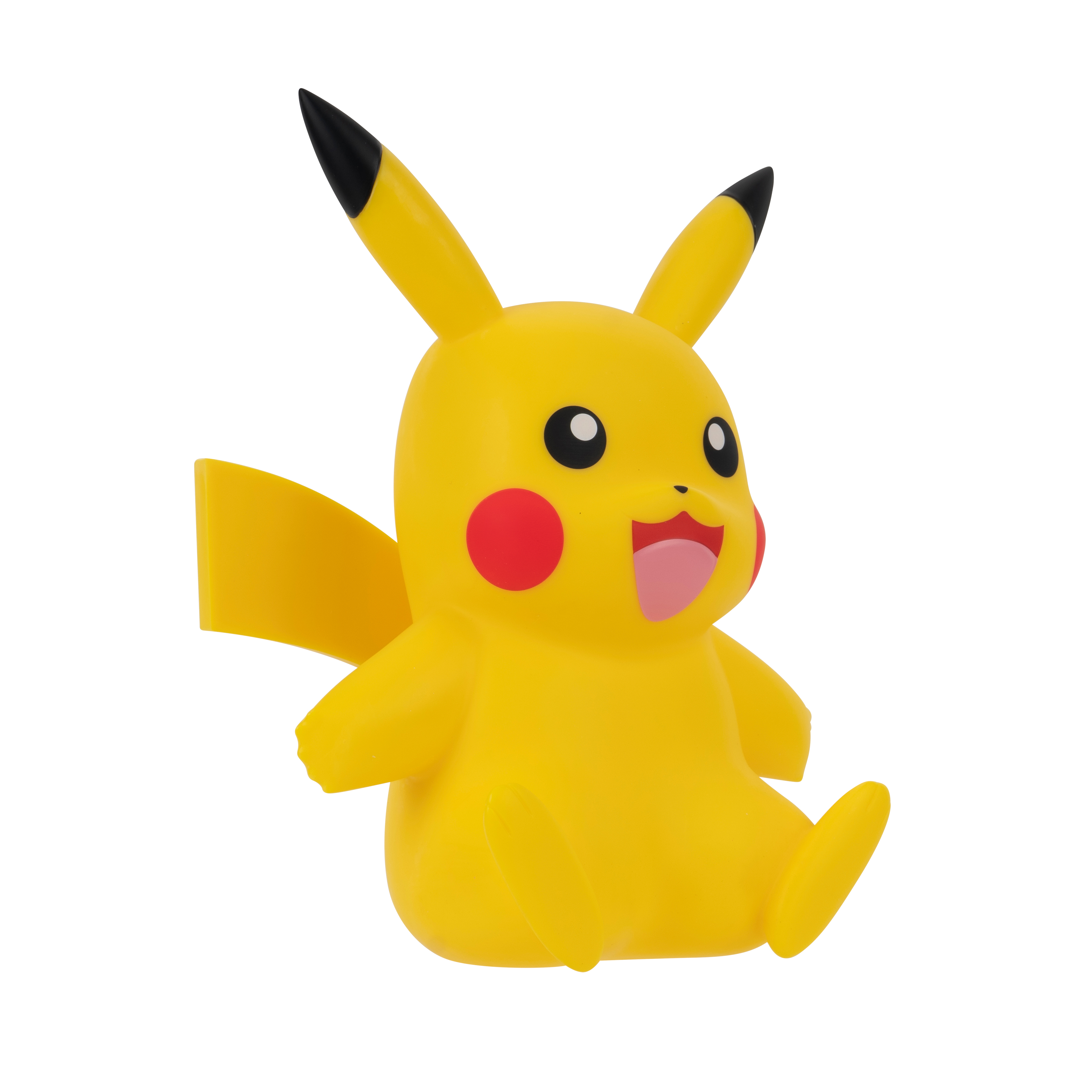 Gelbe Pikachu-Figur mit schwarzen Ohren, roten Wangen und rosa Zunge, sitzt auf weißem Hintergrund.