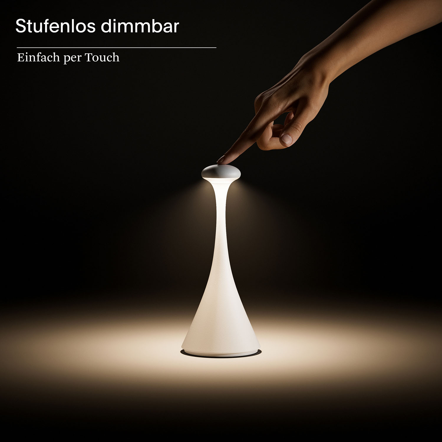 Eine weiße Lampe mit schwarzem Fuß. Ein Finger berührt die Oberseite, um das Licht zu dimmen.