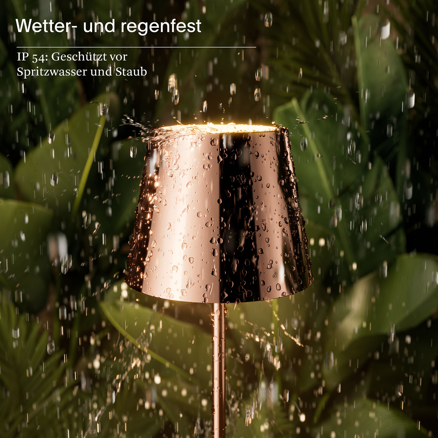 Kupferfarbene Außenlampe mit Wassertropfen und grünem Hintergrund. Wasserdicht.