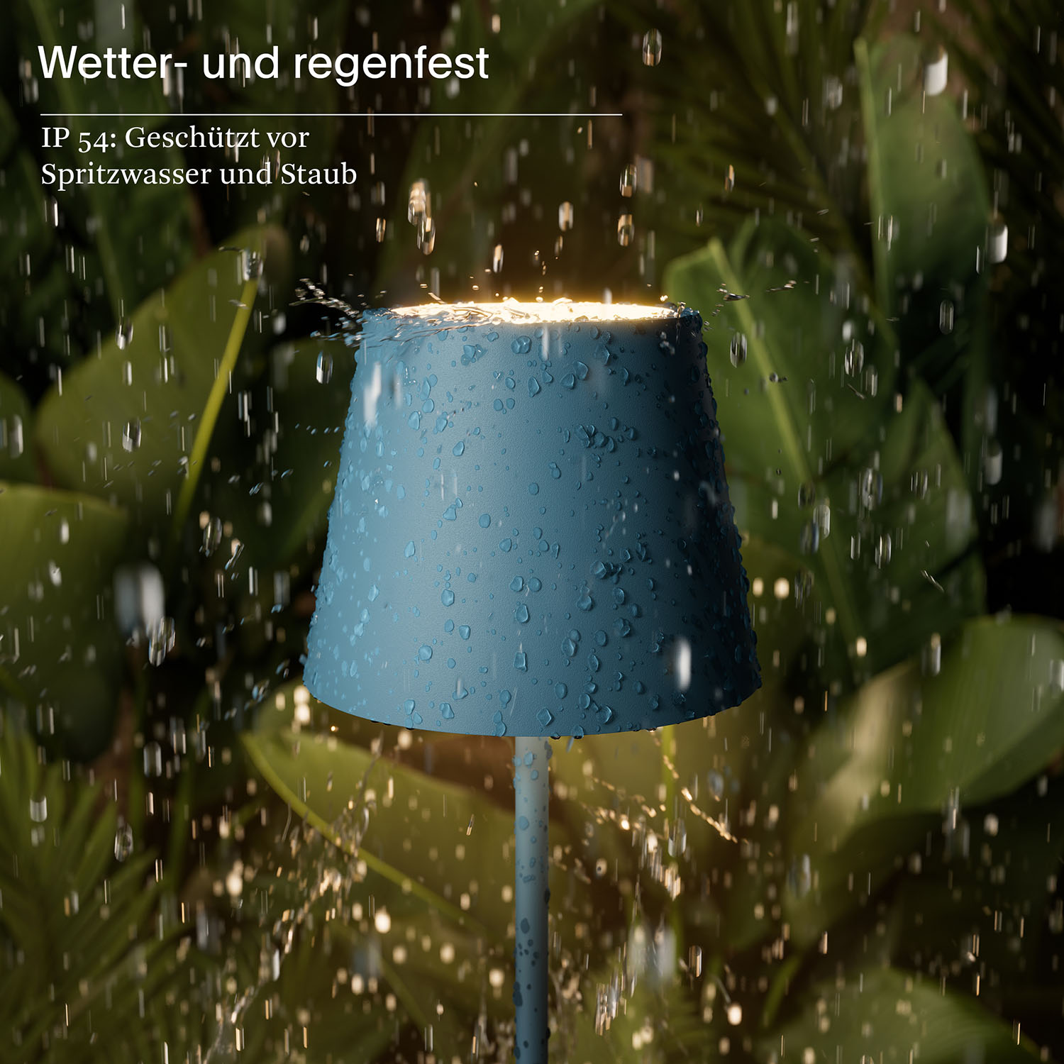 Blaue Außenlampe mit Wassertropfen, umgeben von grünem Laub.