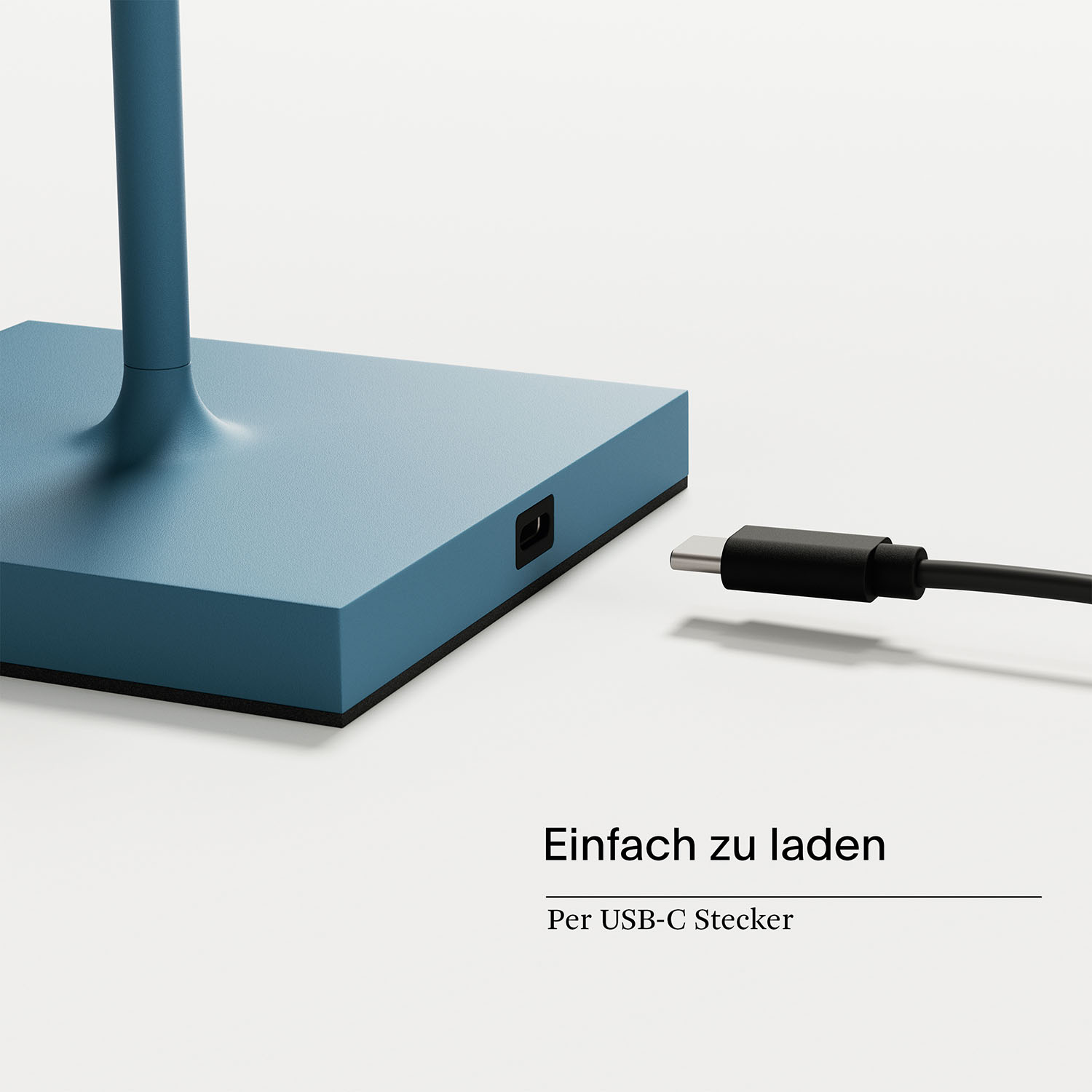 Blauer Lampensockel mit einem USB-C-Anschluss und einem USB-C-Kabel. Text: Einfach aufzuladen.