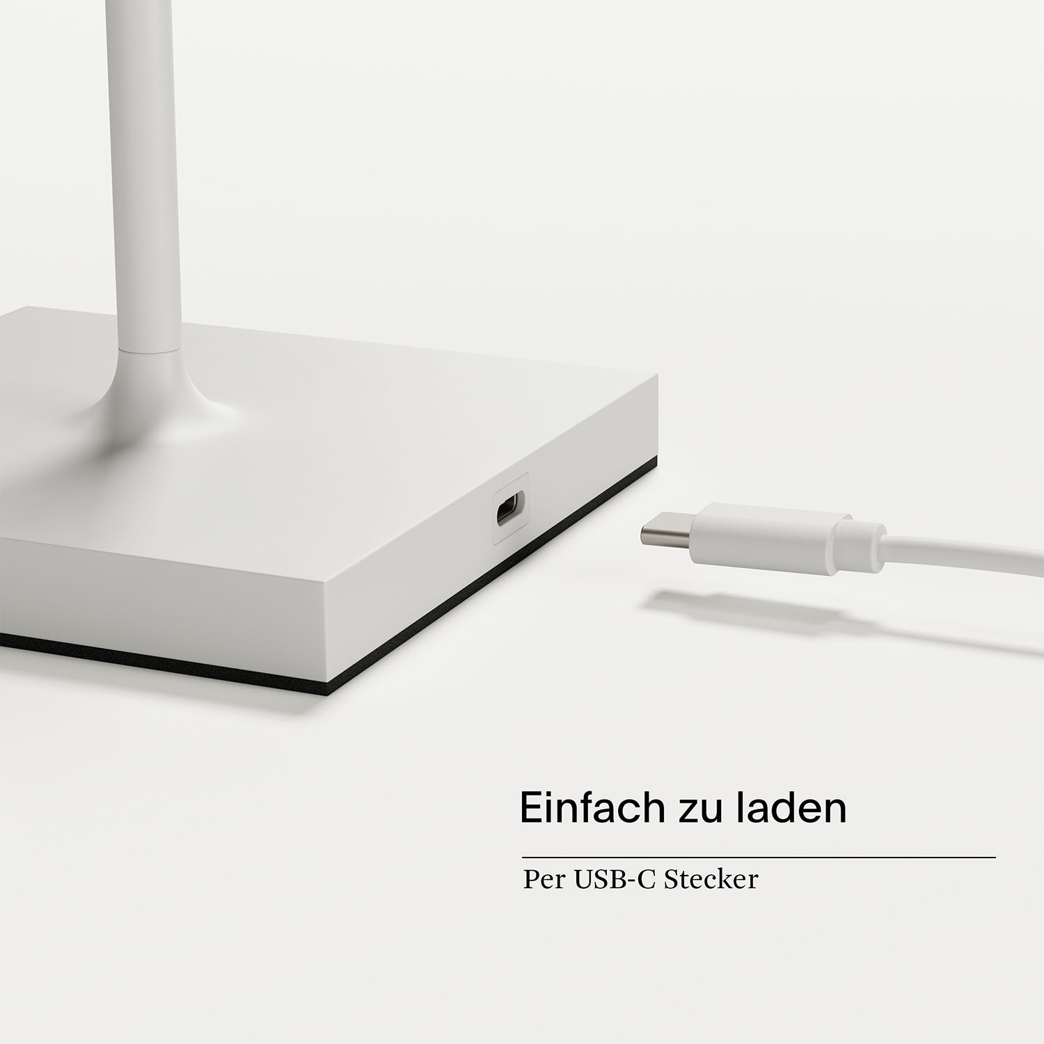 Ein weißer Lampensockel mit USB-C-Anschluss und einem daran angeschlossenen Ladekabel.